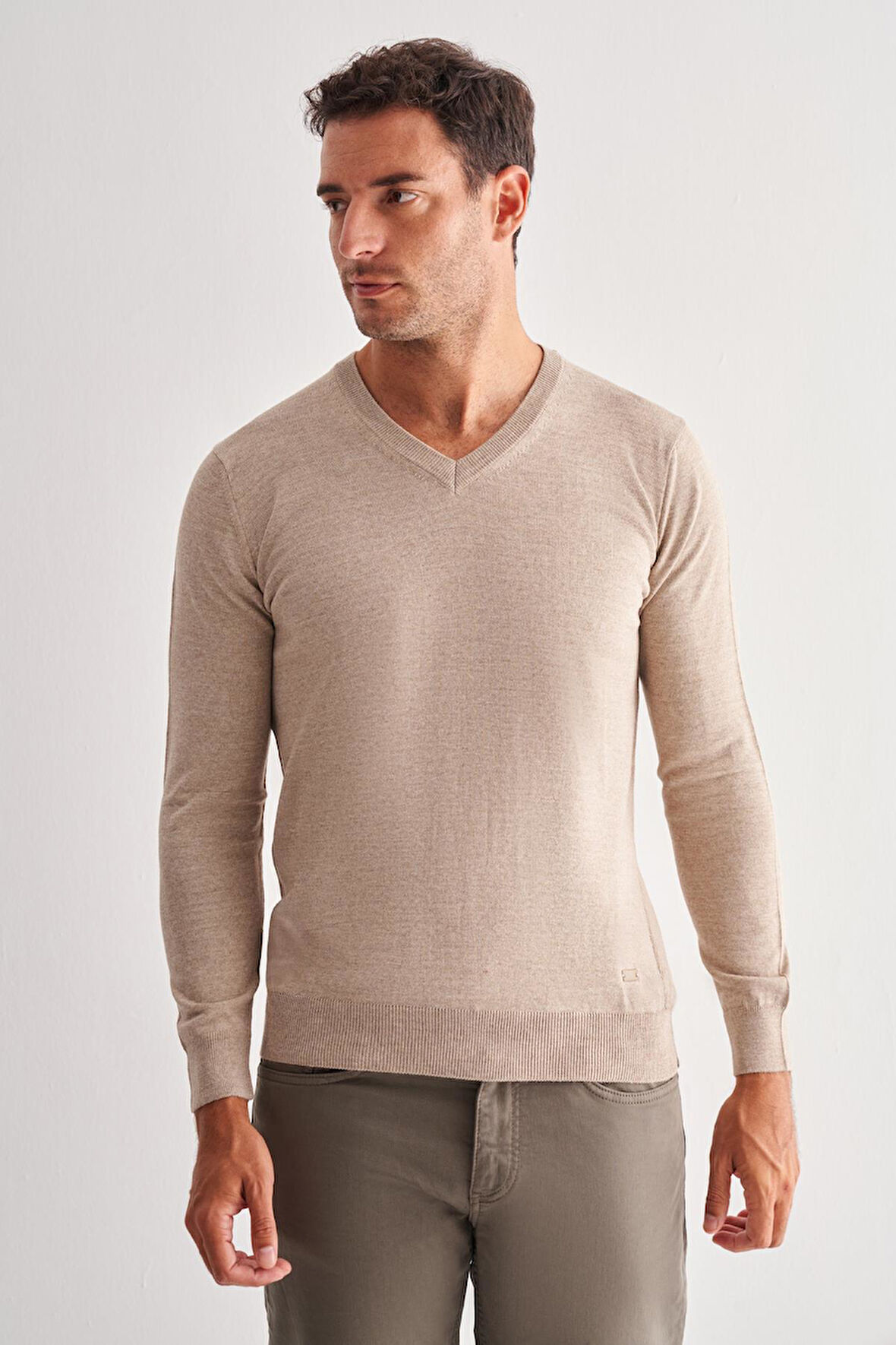 Açık Bej V Yaka Uzun Kol Cepsiz Comfort Fit Classic Yünlü Triko Kazak 1012255002