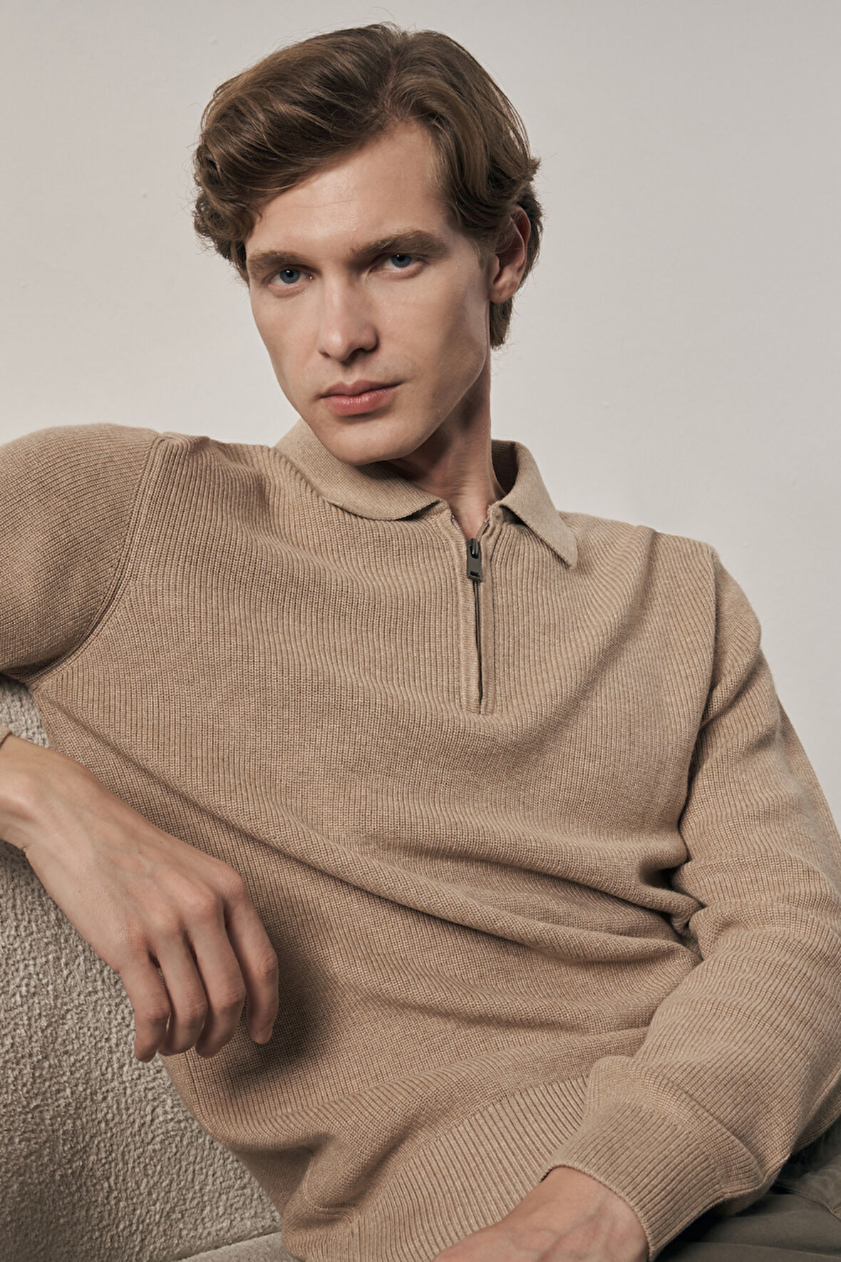 Koyu Bej Fermuarlı Polo Yaka Uzun Kol Cepsiz Comfort Fit Casual Pamuklu Triko Kazak 1012255202