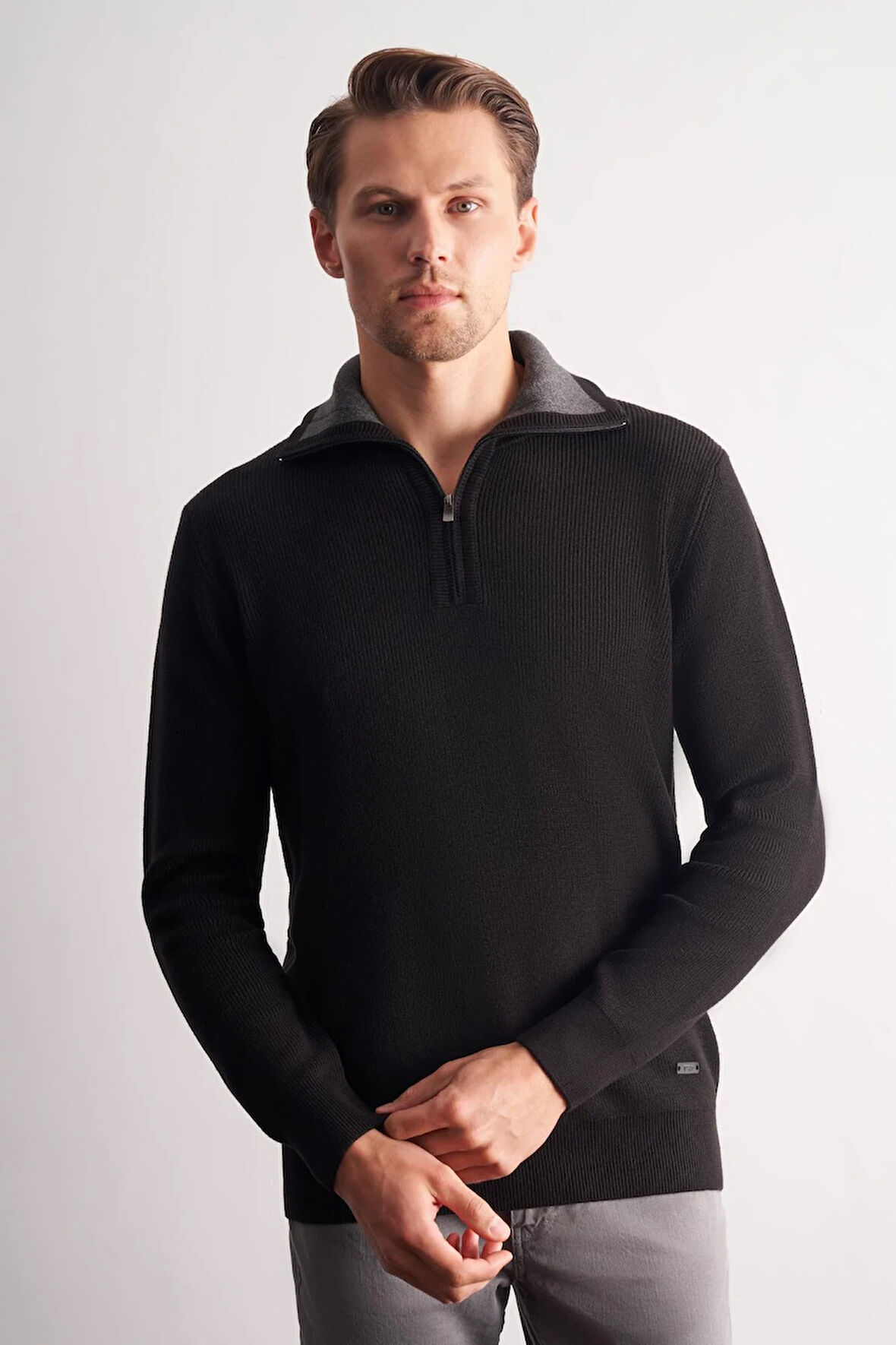 Siyah Fermuarlı Yarım Balıkçı Uzun Kol Cepsiz Comfort Fit Casual Pamuklu Triko Kazak 1012255204