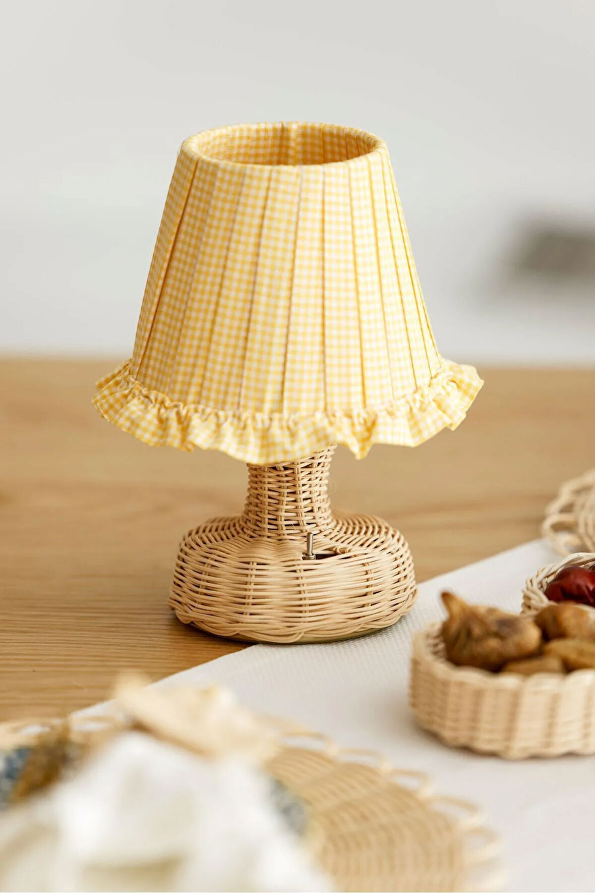 Sarı Pötikare Desen Kumaş Rattan Ayaklı Kablosuz Gece Masa Lambası