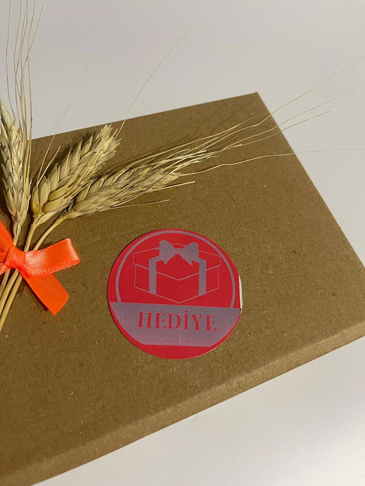 Hediye Kırmızı Yuvarlak Yapışkanlı Etiket 5x5 cm 100 adet