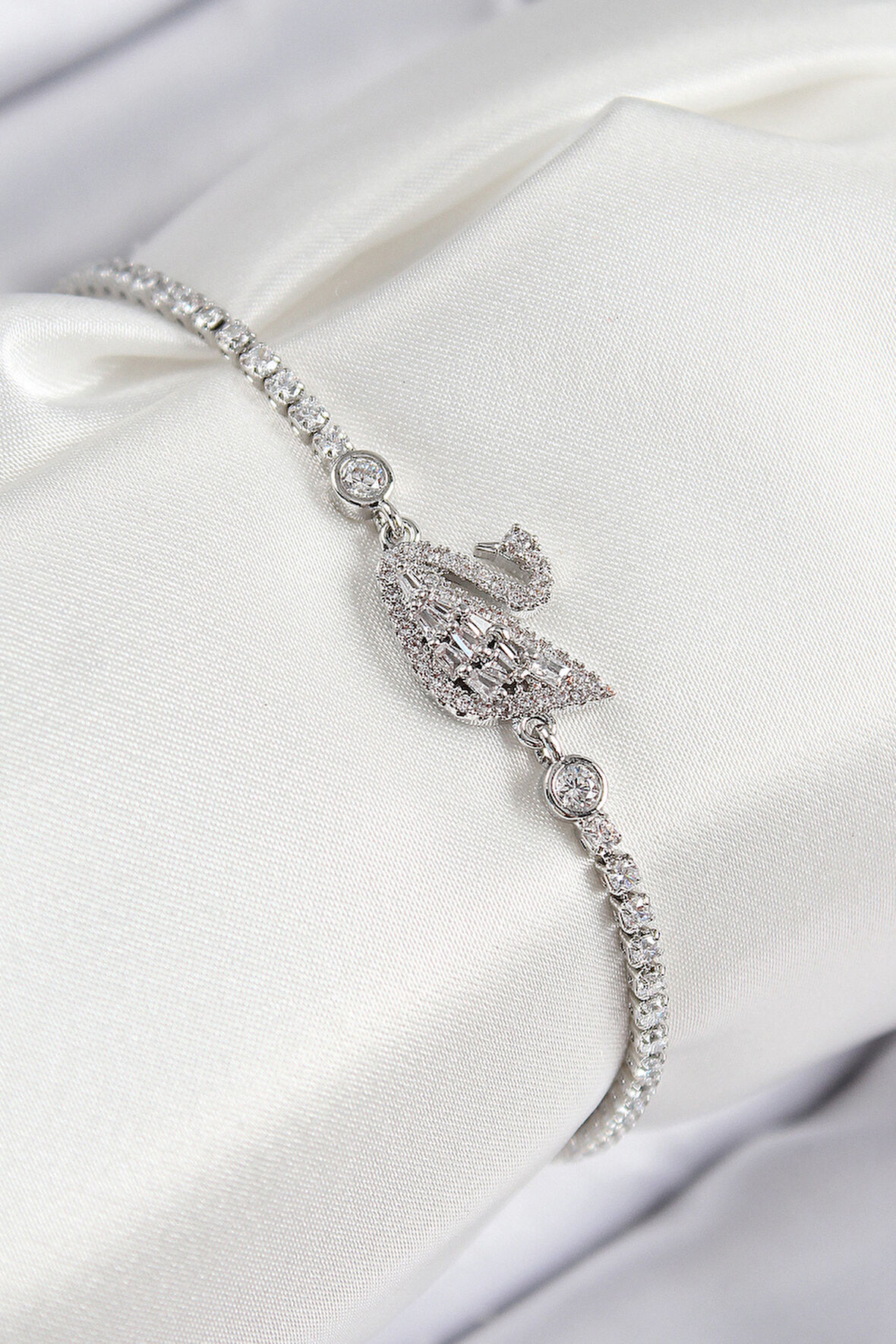 Pirinç Zirkon Taşlı Kuğu Model Gümüş Renk Kadın Bileklik