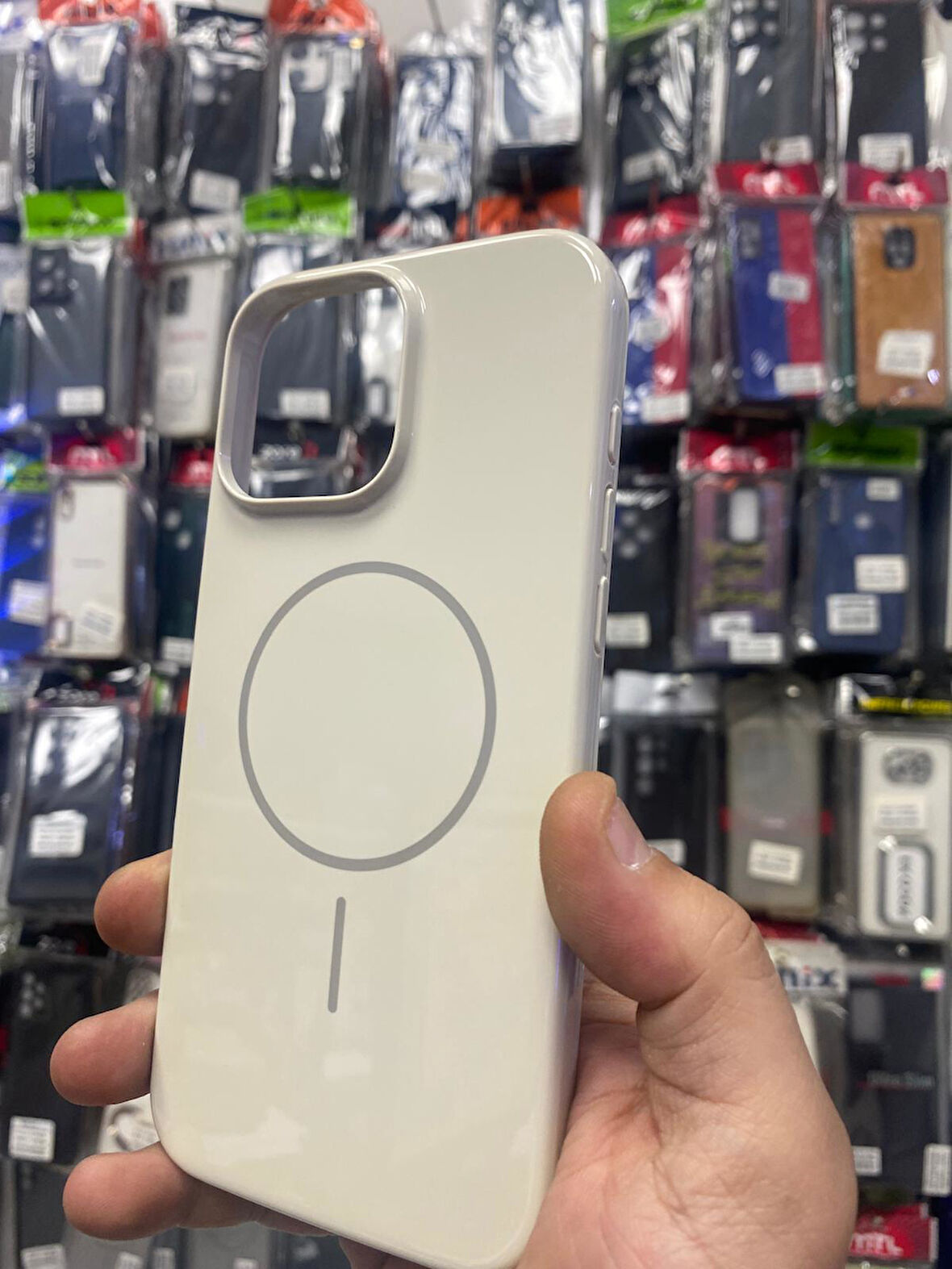İPHONE 14 PRO MAX UYUMLU MAGSAFE ÖZELLİKLİ İÇİ KADİFE PERFECT SERT KAPAK BEJ