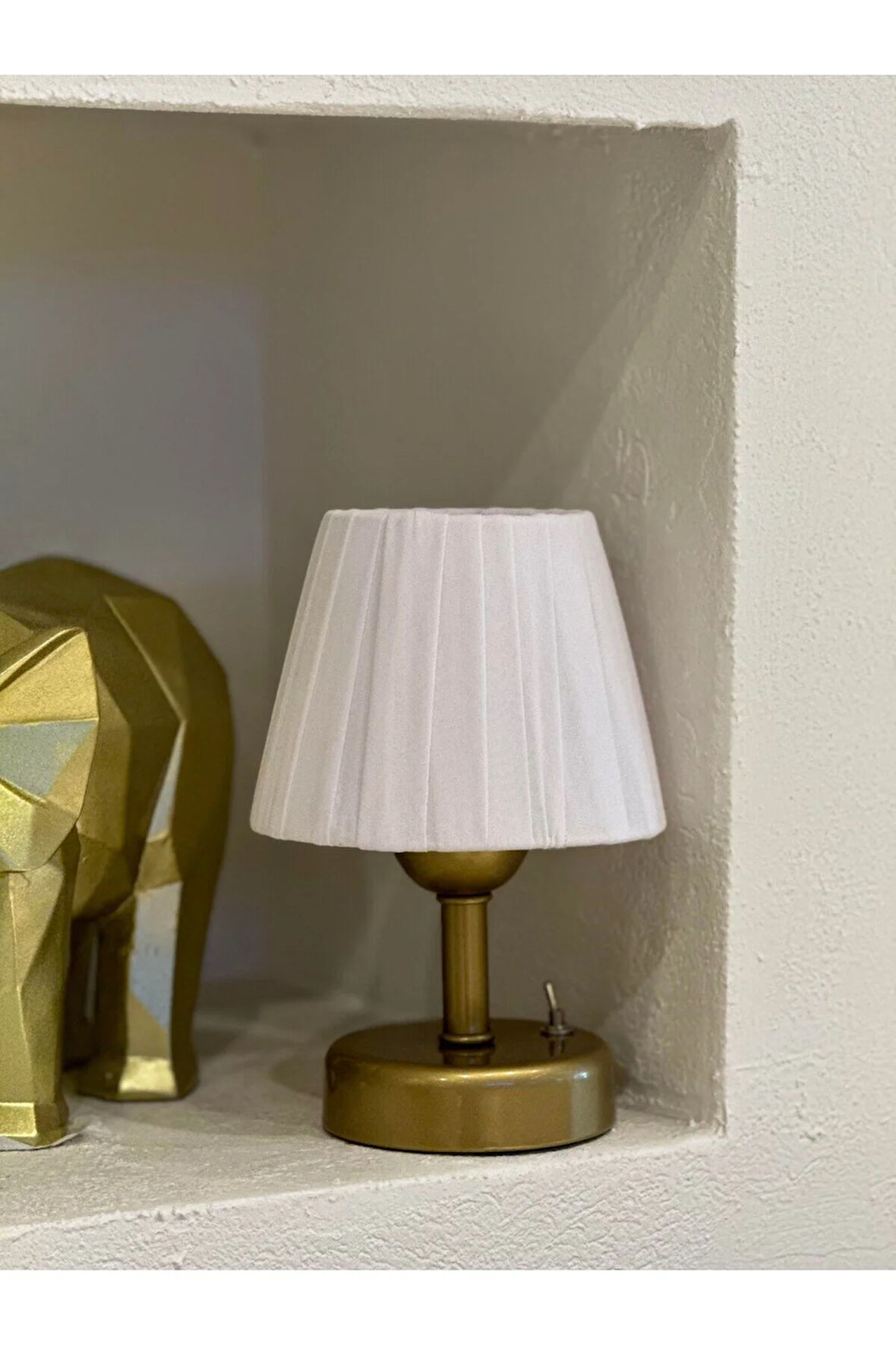 Osmanlı İpeği Beyaz Kumaş Pileli Kablosuz Masa Lambası -Alt Eskitme Gold Led Işık