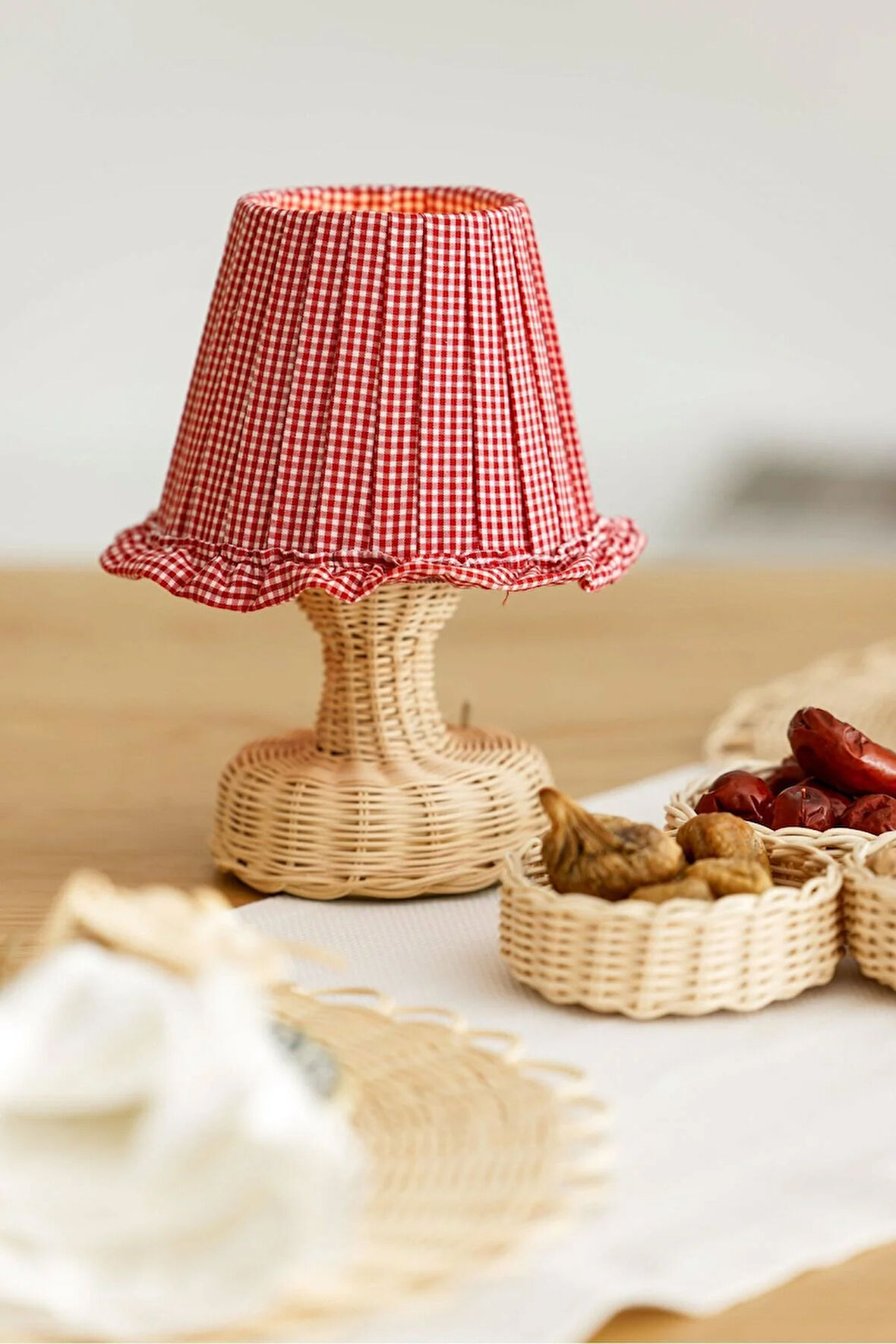 Kırmızı Pötikare Desen Kumaş Rattan Ayaklı Kablosuz Gece Masa Lambası