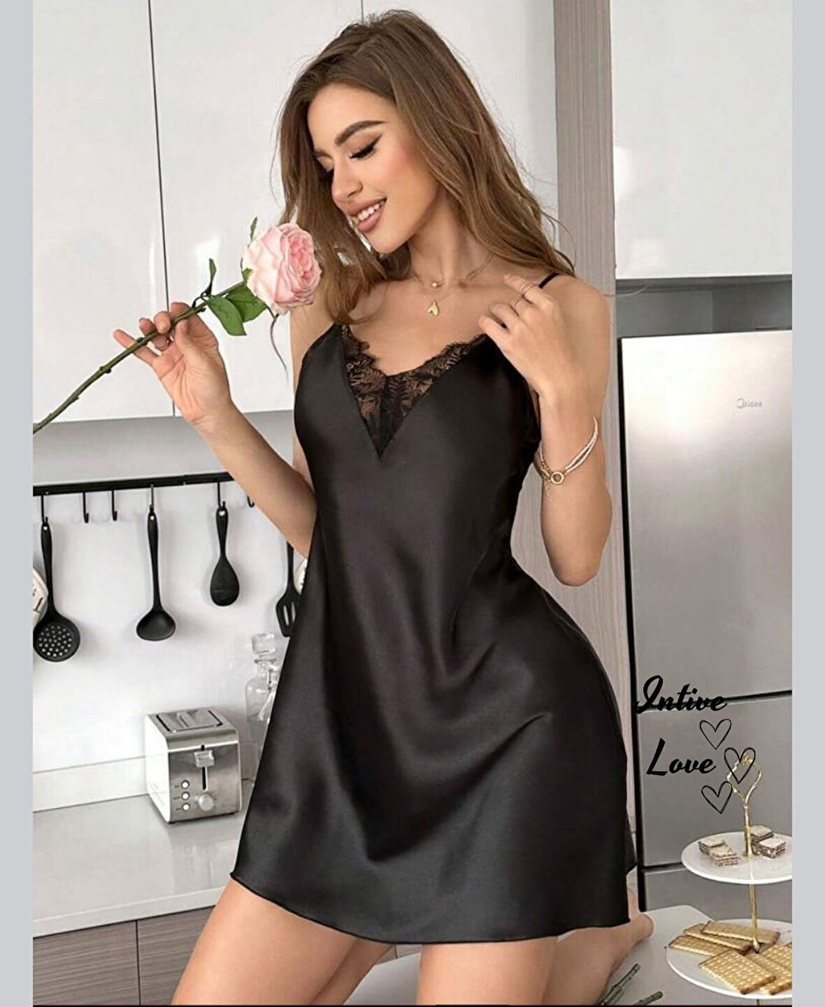 Intive Yakası V Yaka Siyah Satenden İnce Askılı Feminen Gecelik