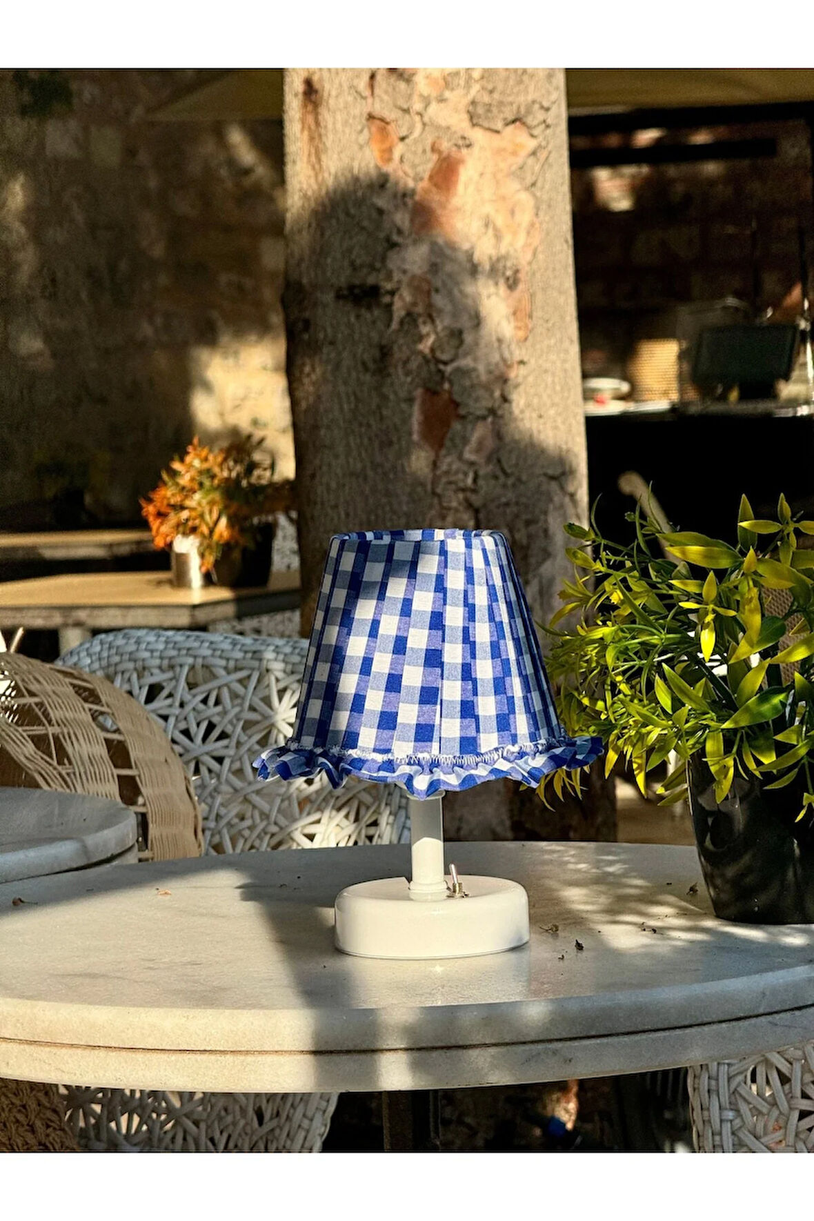 Mavi Pötikare Desen Kumaş Beyaz Ayaklı Kablosuz Gece Masa Lambası Abajur
