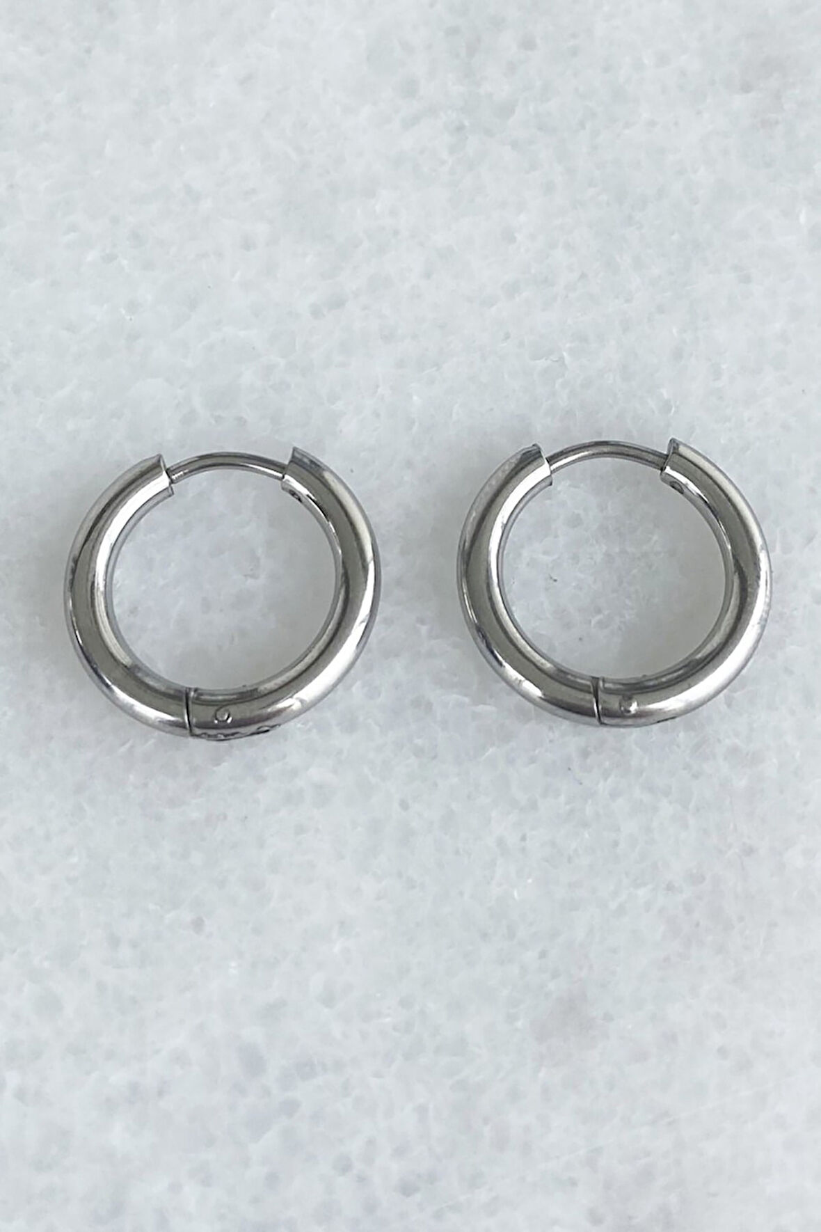 Gümüş Renk Orta Boy Unisex Küpe Hediyelik Trend Şık Küpe