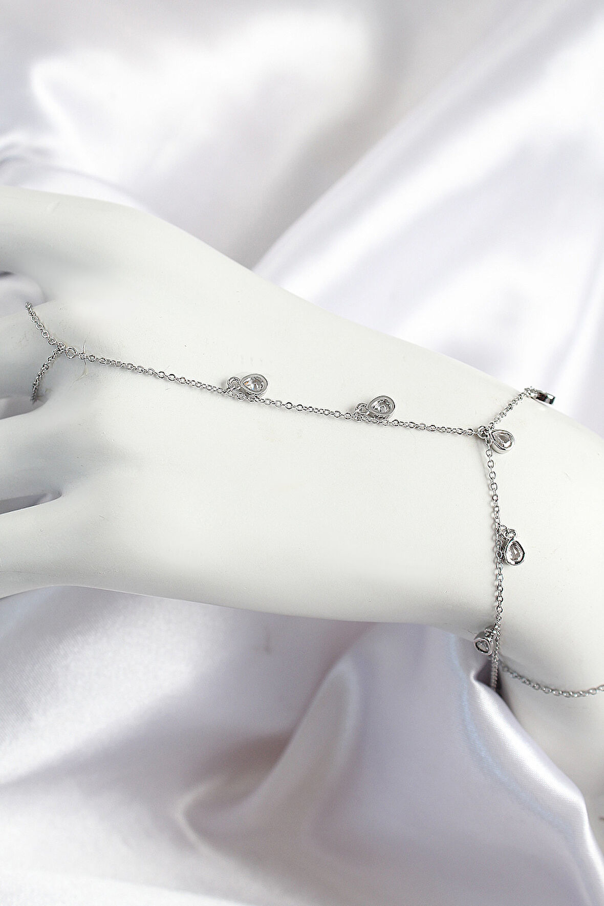 Pirinç Zirkon Taşlı Sallantılı Damla Model Gümüş Renk Kadın Şahmeran