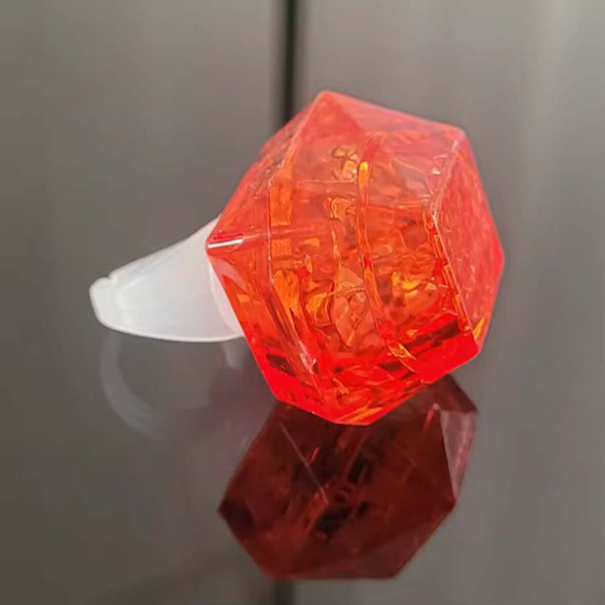 Periboia Kristal Tasarımlı Led Işıklı Kırmızı Yüzük