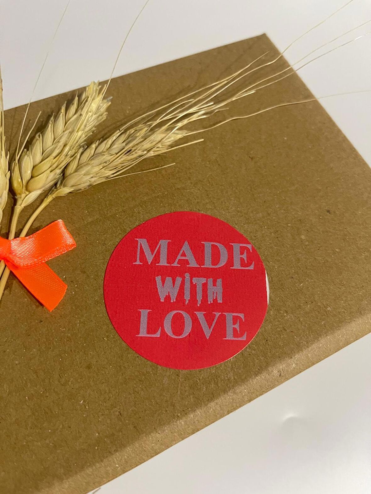Made With Love Kırmızı Yuvarlak Yapışkanlı Etiket 5x5 cm 100 adet