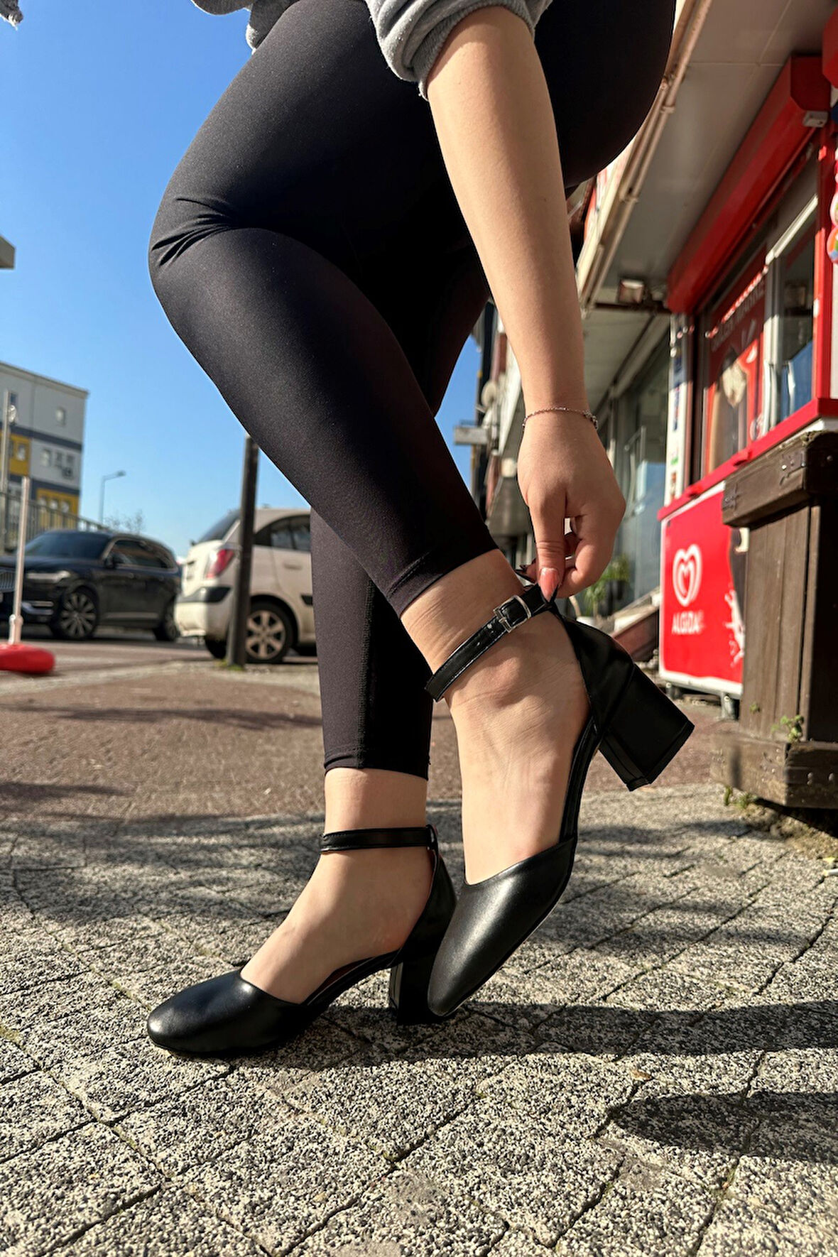 Günlük Kadın Abiye Ayakabı Bilekten Bağlı Önü Kapalı Siyah Kalın Topuklu Oval Burunlu 105