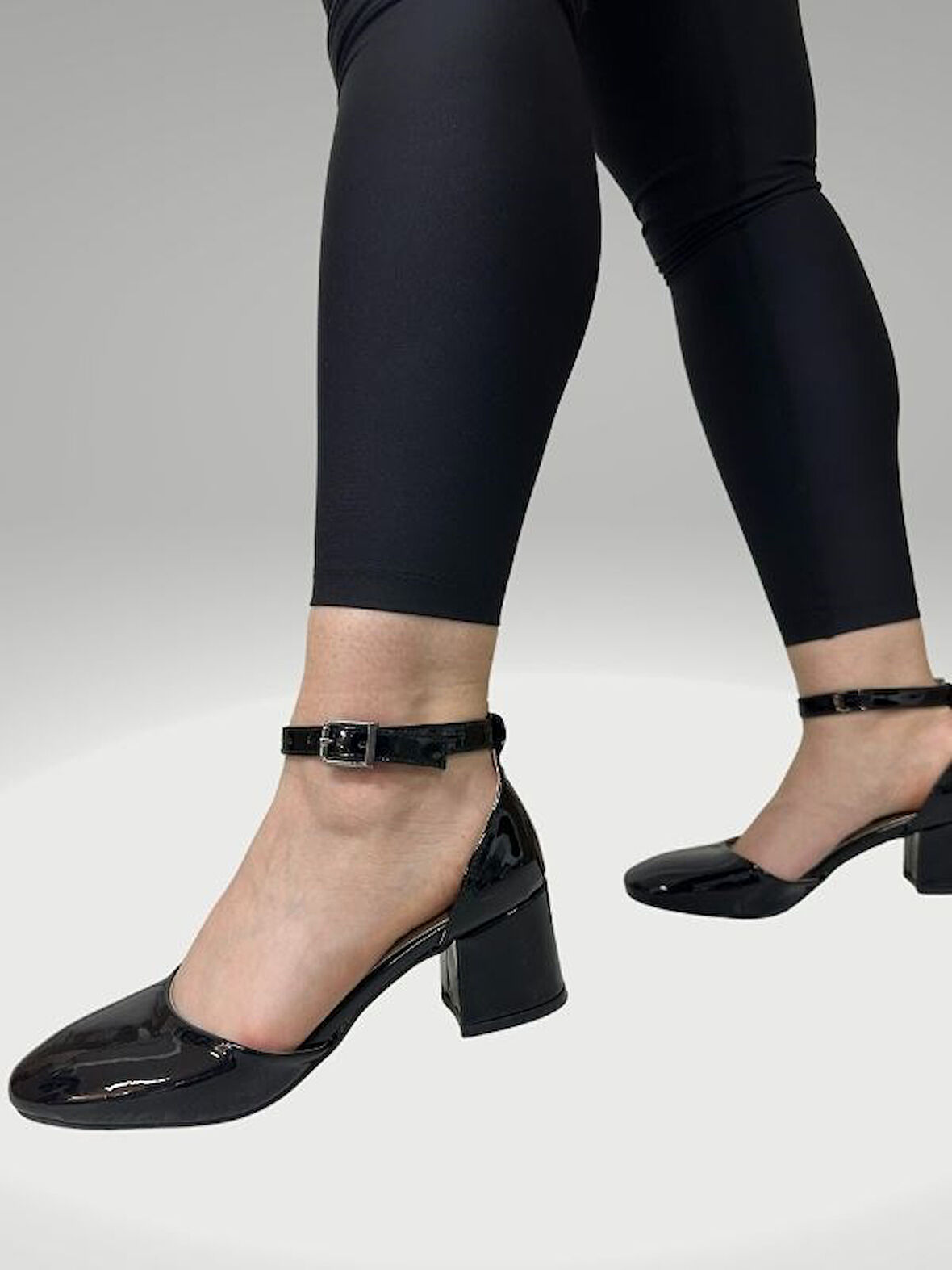Günlük Kadın Abiye Ayakabı Bilekten Bağlı Önü Kapalı Siyah Kalın Topuklu Oval Burunlu 105