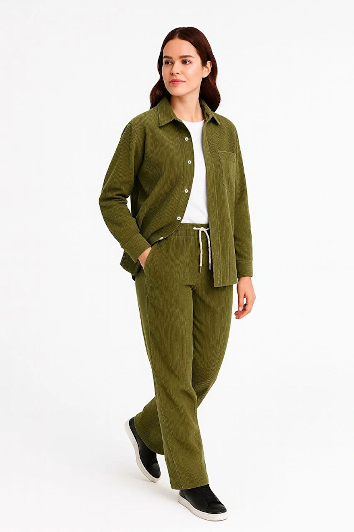 Kadife Oversize Takım – Gömlek Ve Pantolon İkili Set Füme Corduroy Şıklığı, Rahat Ve Zarif Duruş Yumuşak Dokulu Kadife Kumaş, Düğmeli Gömlek Üst Ve Lastikli Pantolon Alt Parça Ile Gün Boyu Konfor- Haki