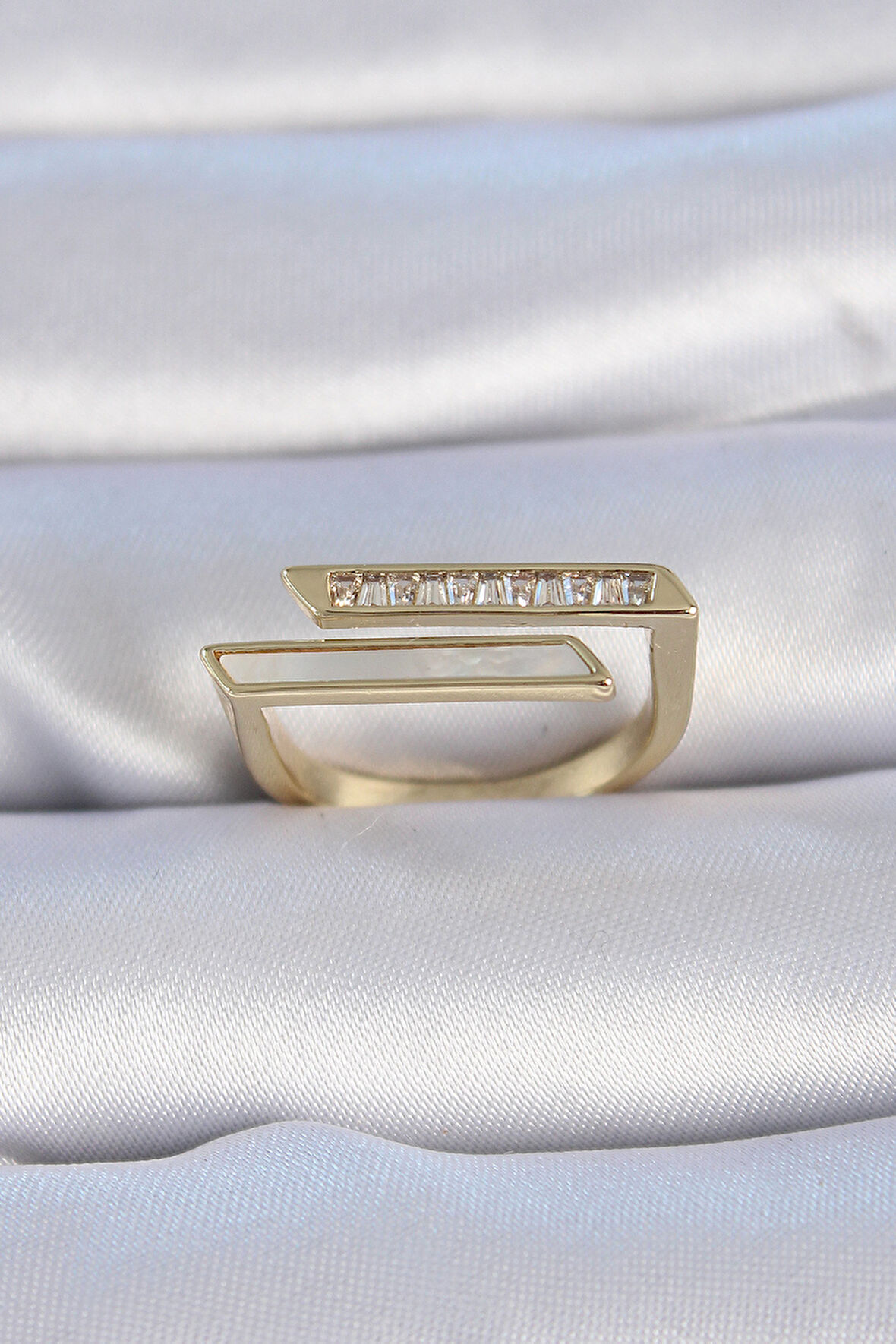 Pirinç Gold Renk Zirkon Taşlı Beyaz Sedef Detay Kadın Yüzük