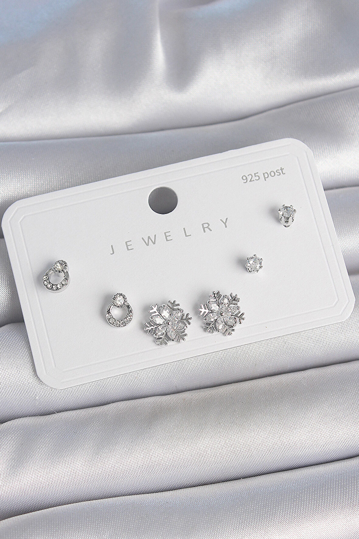 Pirinç Gümüş Renk Zirkon Taşlı Kar Tanesi Model 925 Ayar Gümüş Çivi Kadın Küpe Seti