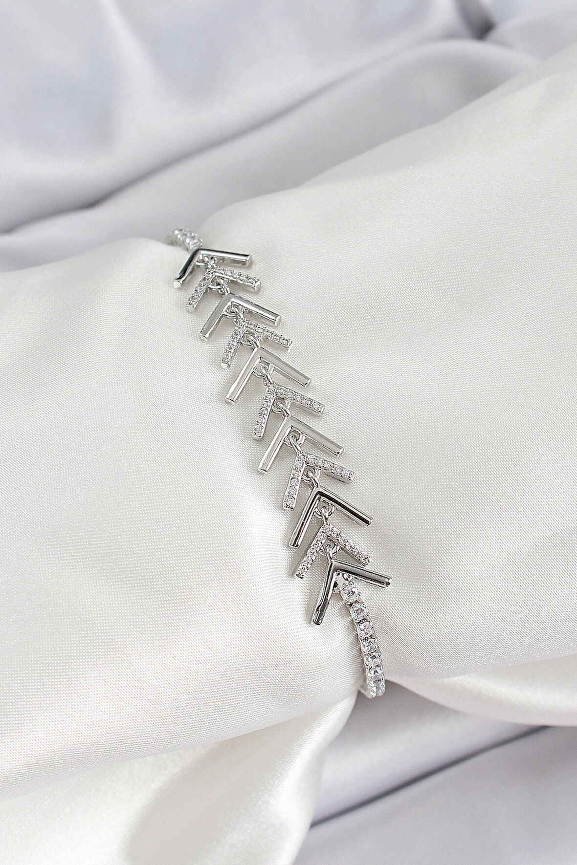 Pirinç Gümüş Renk Zirkon Taşlı Balık Sırtı Kadın Bileklik