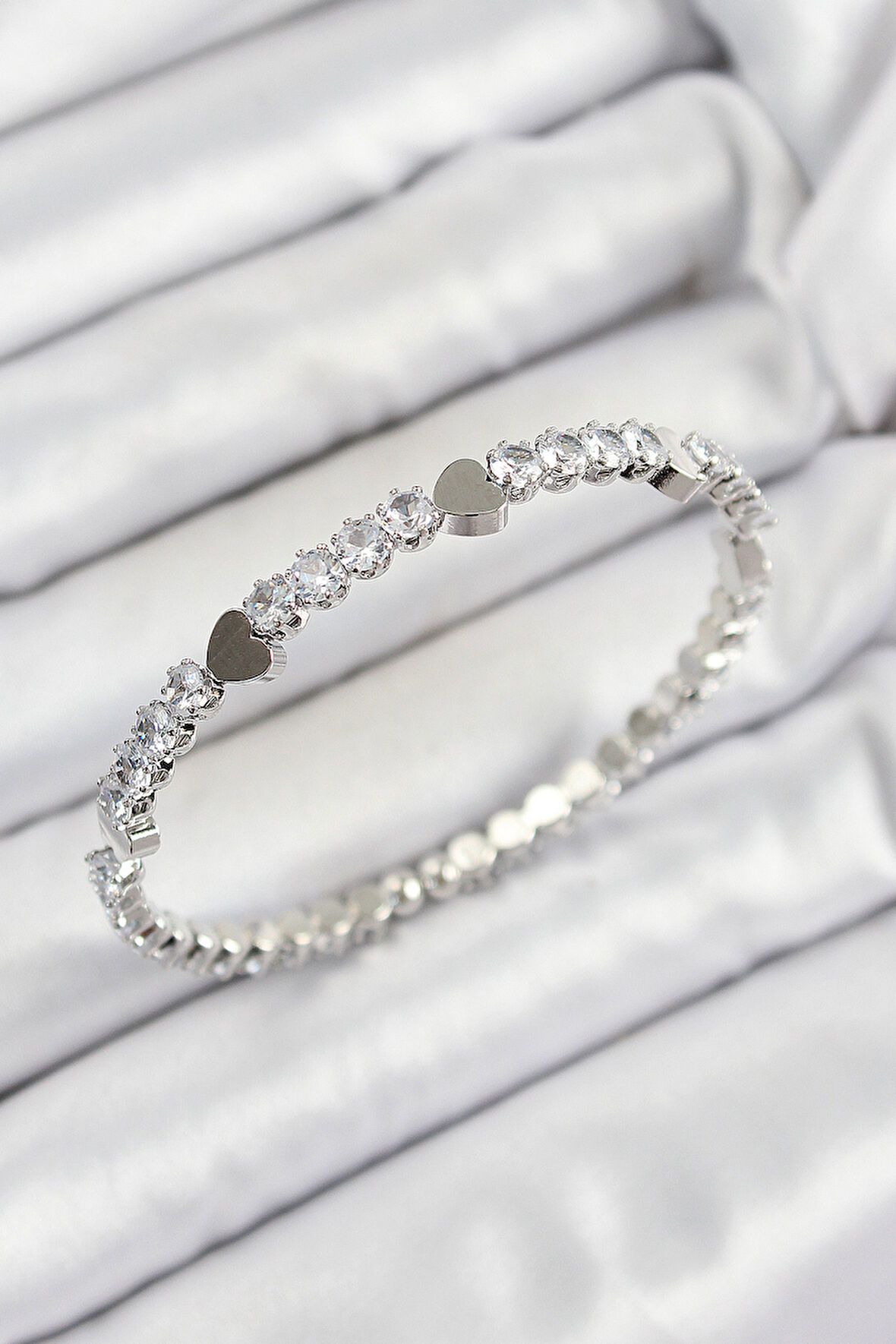 Pirinç Zirkon Taşlı Kalp Model Gümüş Renk Yaylı Kadın Bileklik