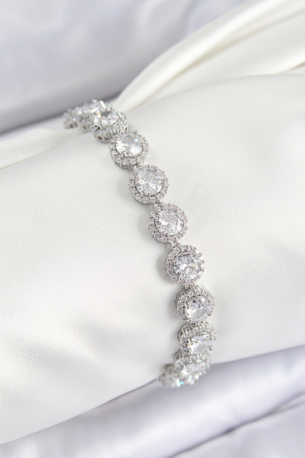 Pirinç Zirkon Taşlı Daire Baget Model Gümüş Renk VIP Seri Kadın Bileklik