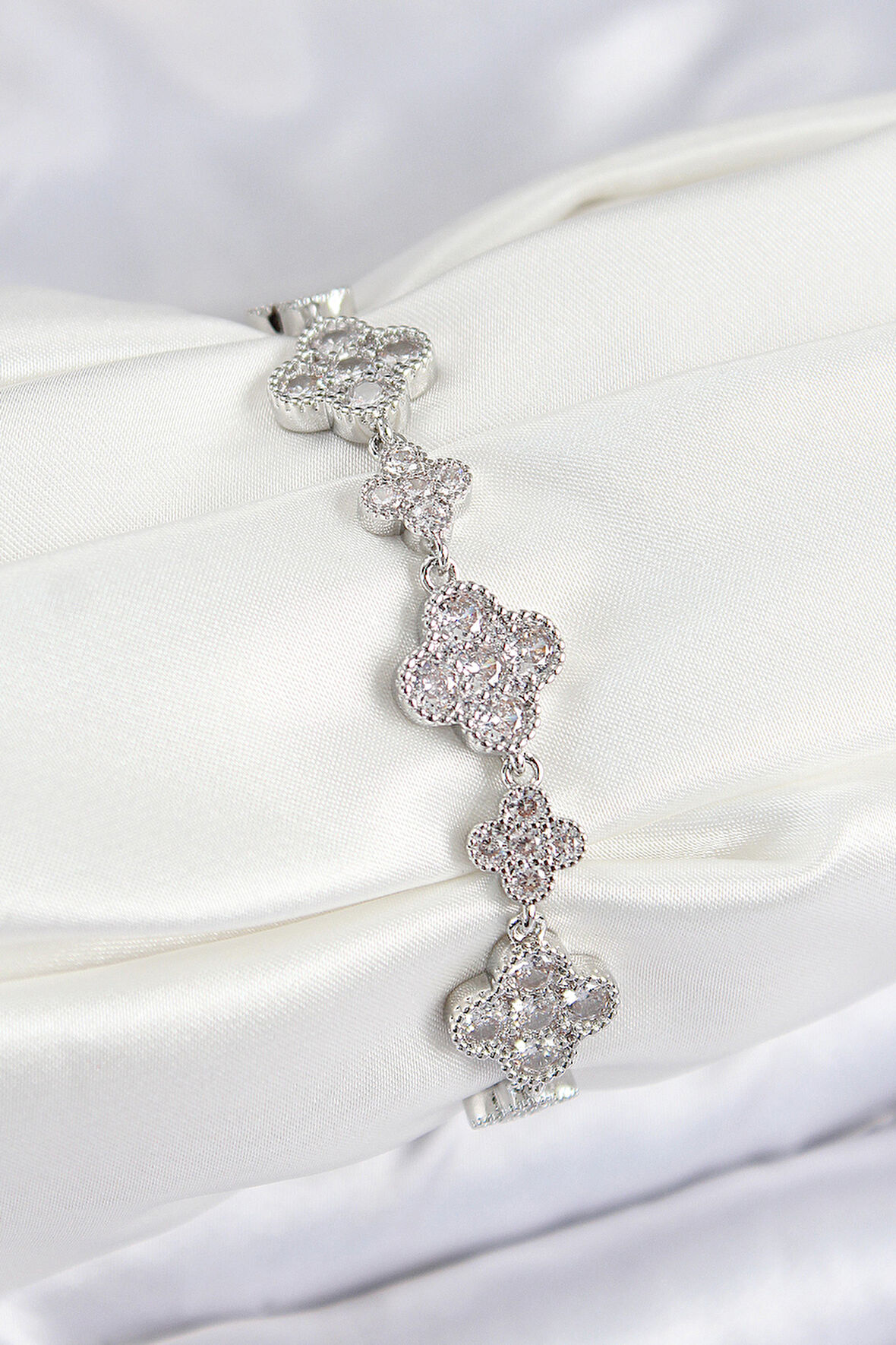 Pirinç Zirkon Taşlı Yonca Model Gümüş Renk VIP Seri Kadın Bileklik