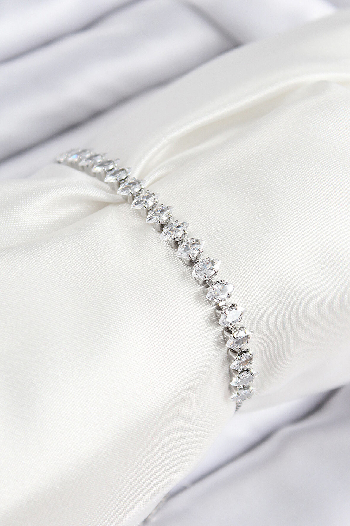 Pirinç Zirkon Taşlı Damla Model Gümüş Renk Asansörlü Kadın Bileklik