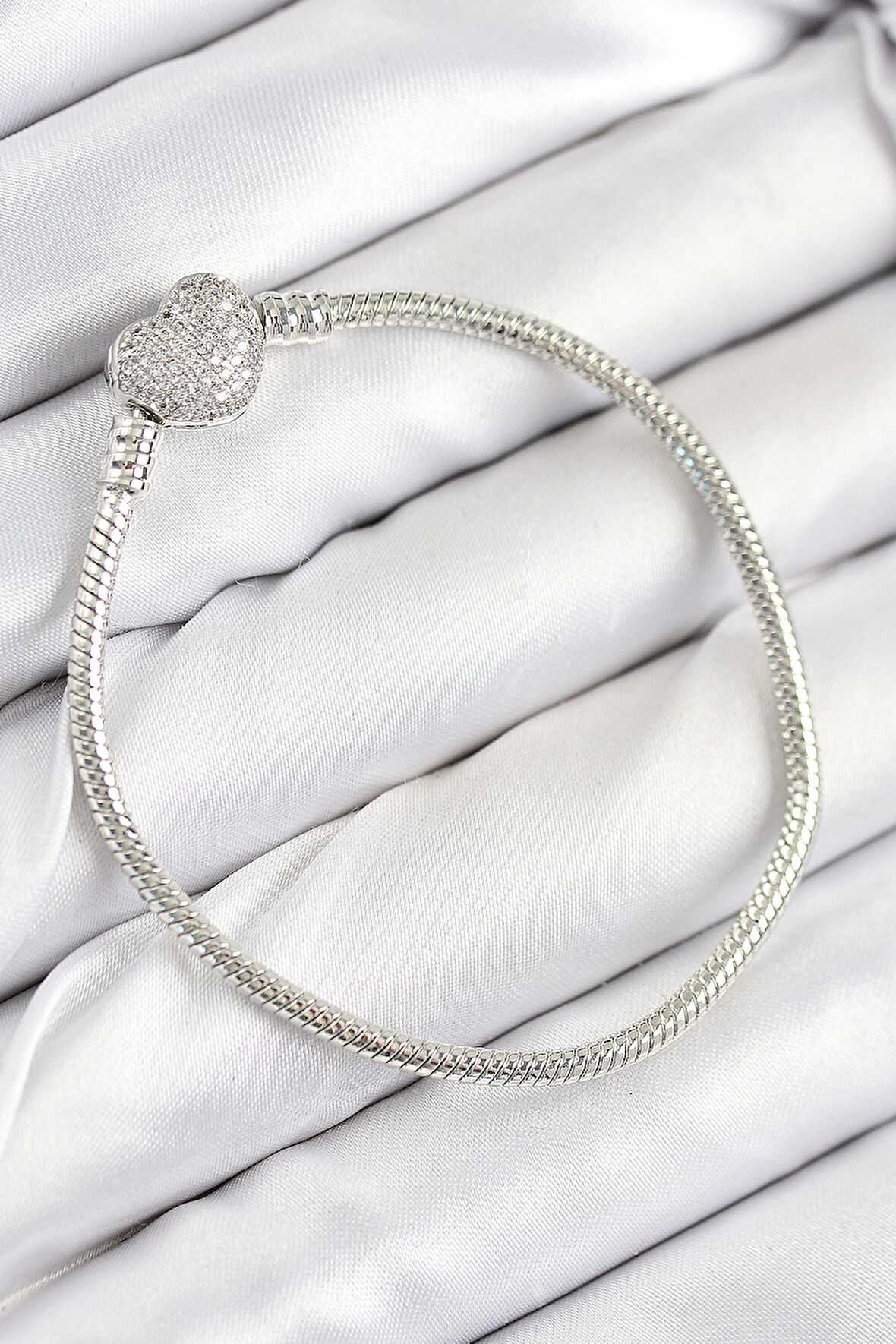 Pirinç Charm Zirkon Taşlı Kalp Model Gümüş Renk Kadın Bileklik