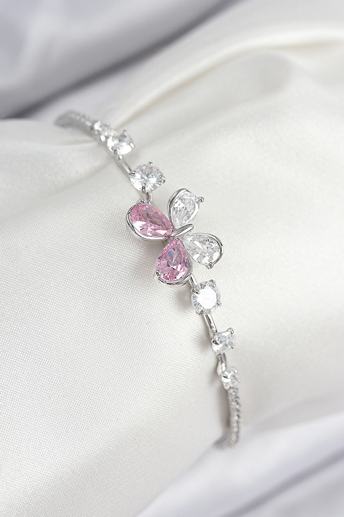 Pirinç Zirkon Taşlı Kelebek Model Gümüş Renk Kadın Bileklik