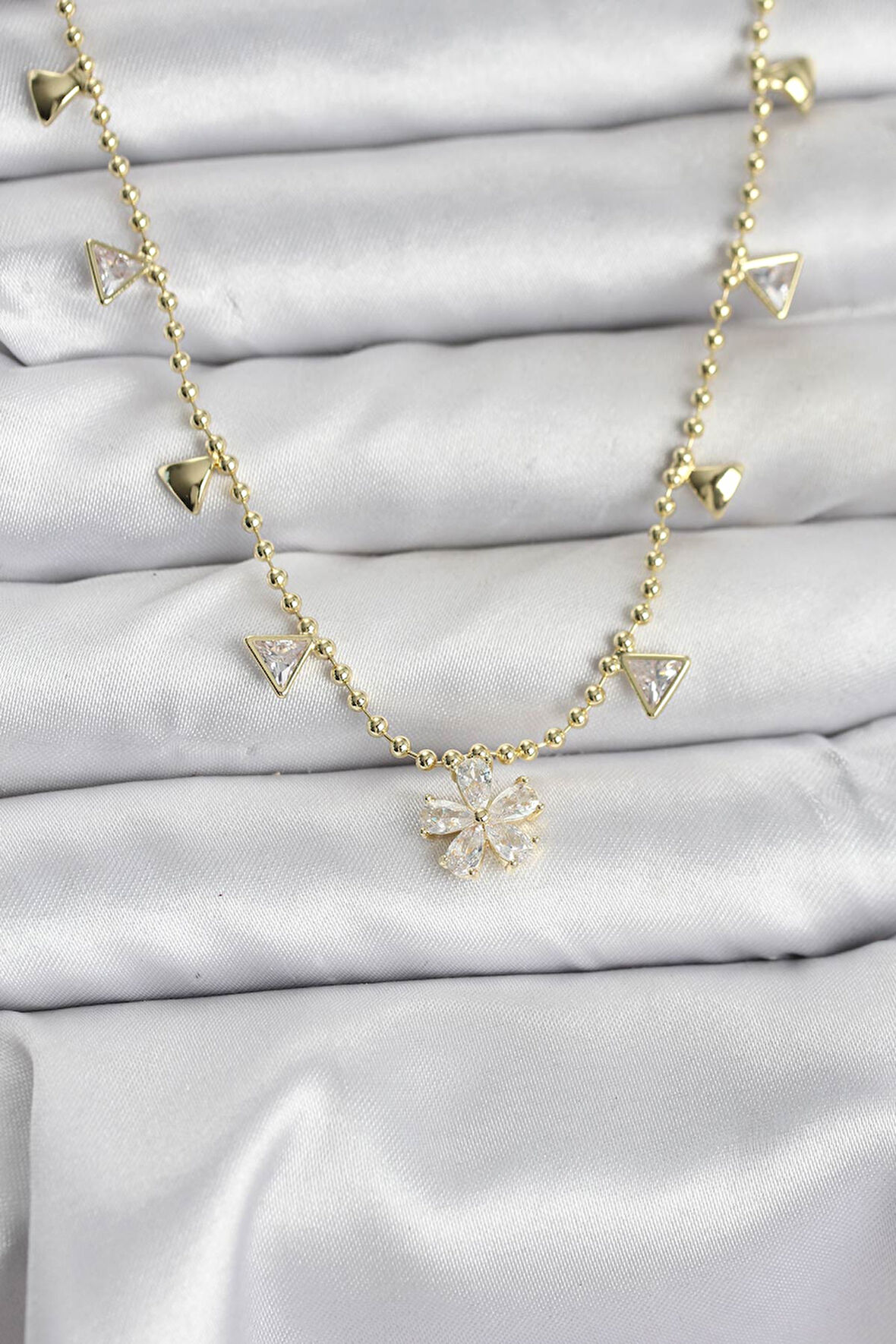 Pirinç Gold Renk Zirkon Taşlı Çiçek Model Kadın Kolye EB-BKO10642