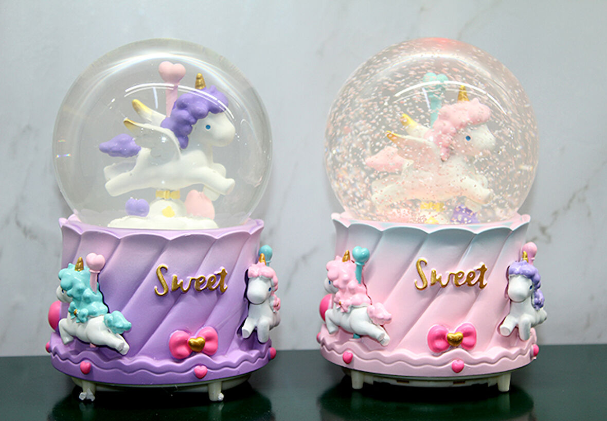 Unicorn İçi Dönmeli Püskürtmeli Işıklı Müzikli Kar Küresi Büyük Boy 