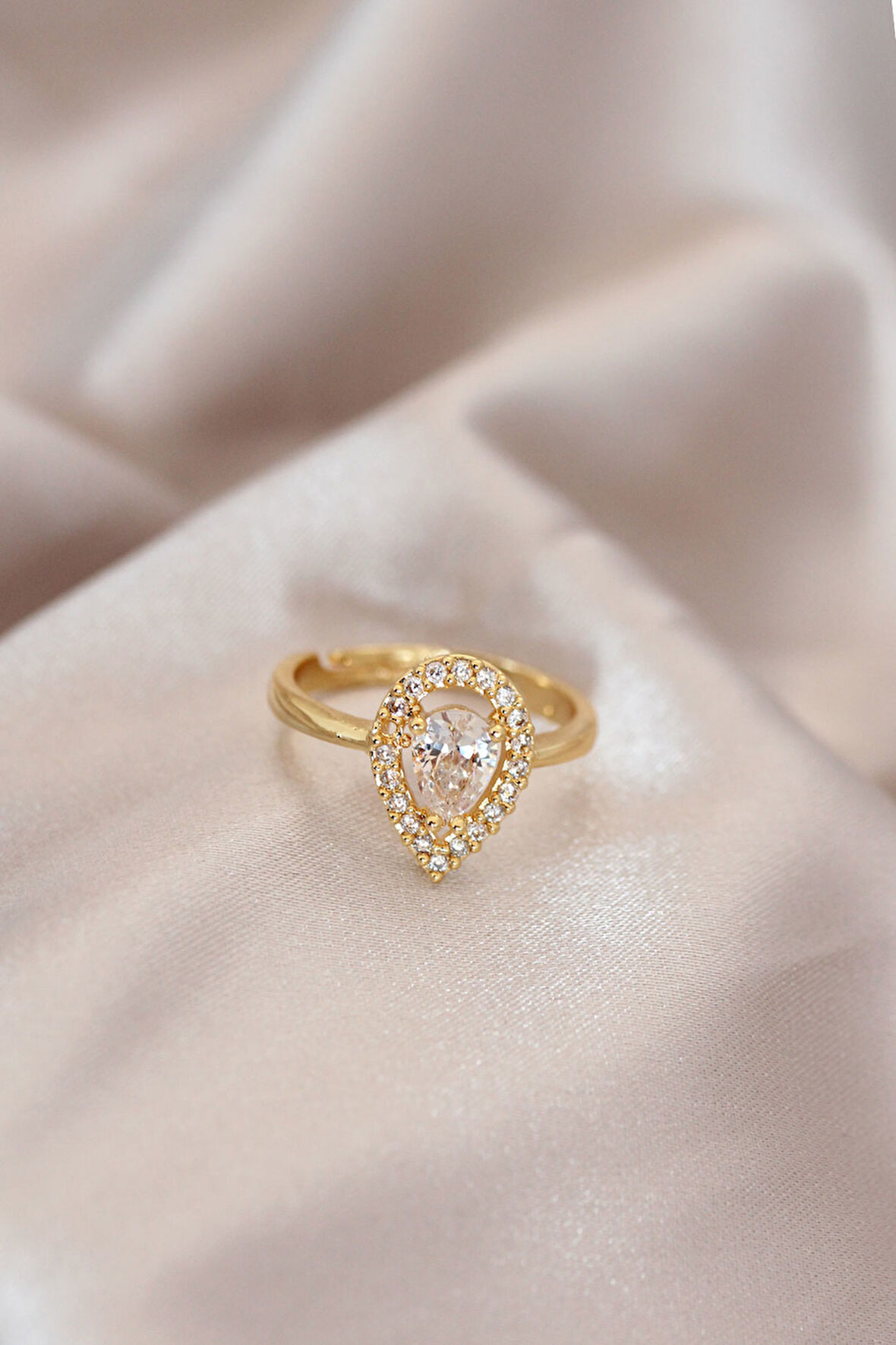  Ayarlamalı Gold Renk Metal Zirkon Taşlı Damla Model Yüzük