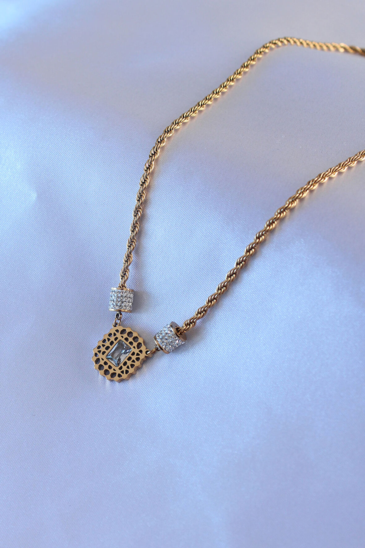  316L Çelik Gold Renk Lotus Model Zirkon Taşlı Burgu Zincir Kadın Kolye