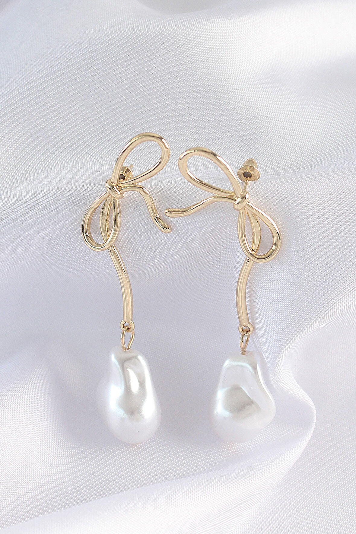  Pirinç Gold Renk Fiyonk Model İnci Taşlı Uzun Küpe