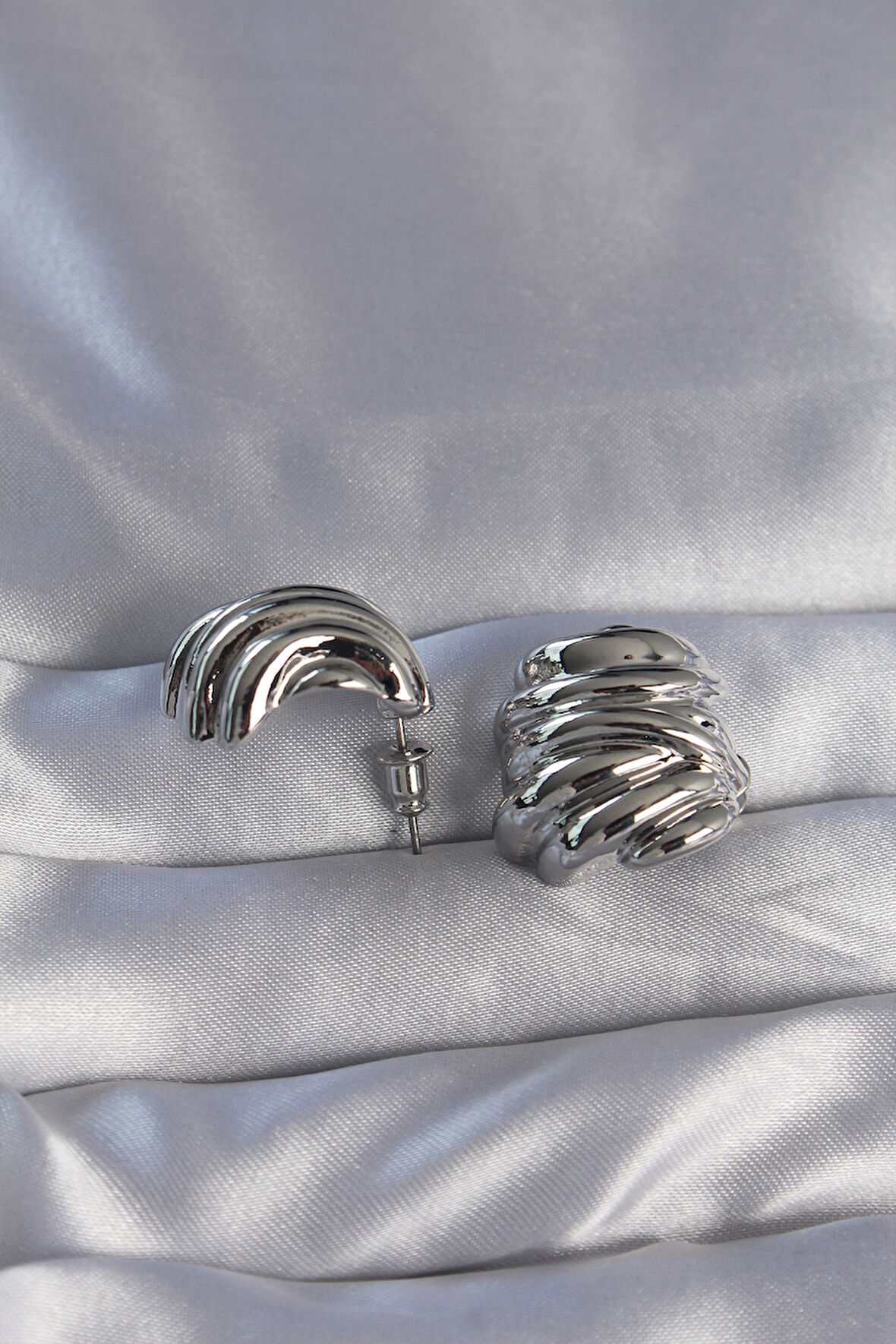  Pirinç Gümüş Renk Tırtıklı Bombe Model Küpe