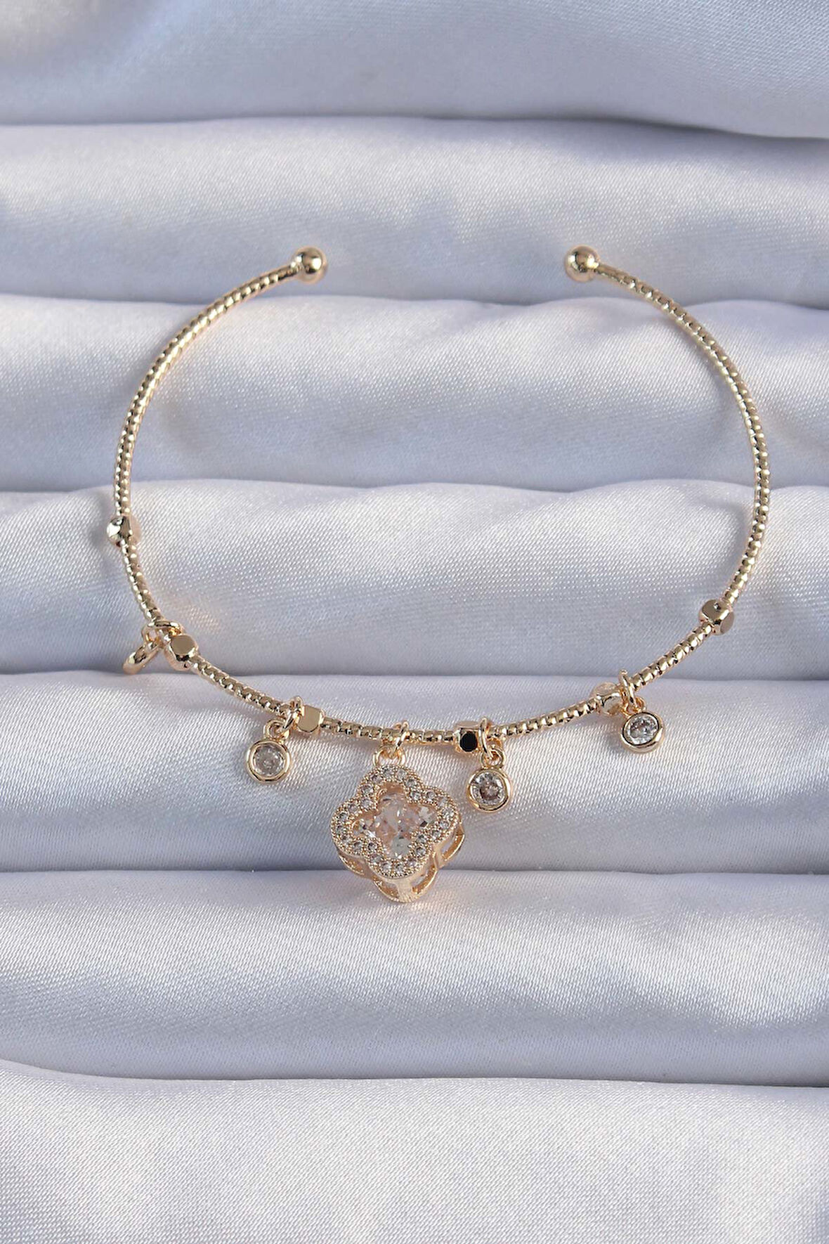  Pirinç Altın Renk Zirkon Taşlı Yonca Model Charm Bileklik