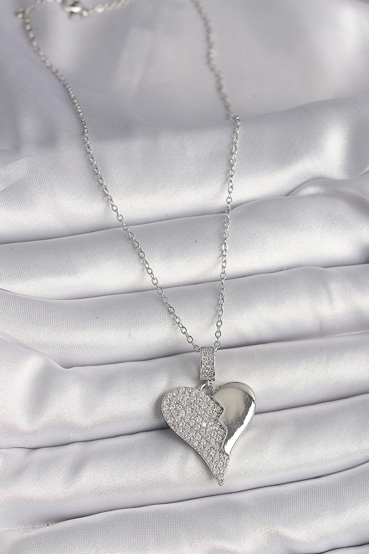  316L Çelik Gümüş Renk Zincir Zirkon Taşlı Kırık Kalp Model Kadın Kolye