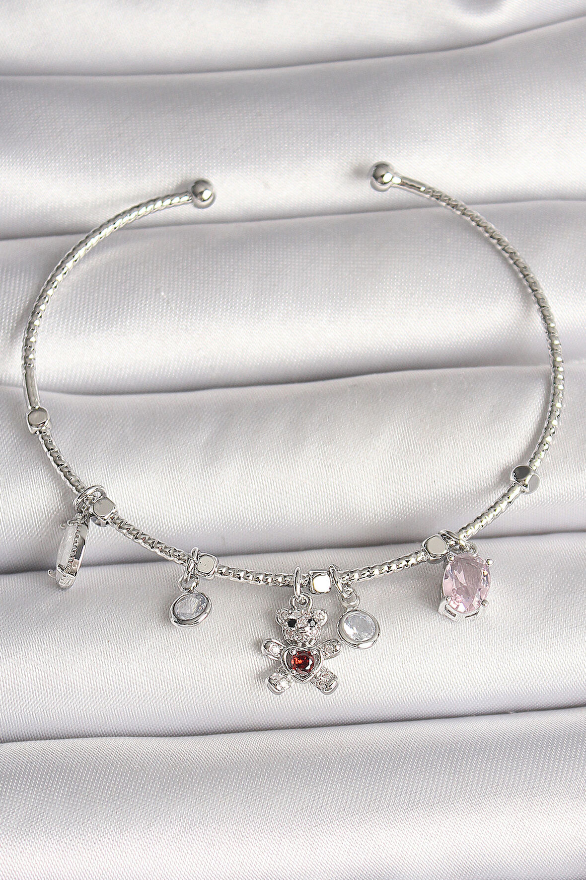  Pirinç Gümüş Renk Sallantı Zirkon Taşlı Ayıcık Figür Kırmızı Taş Detay Charm Kadın Bileklik