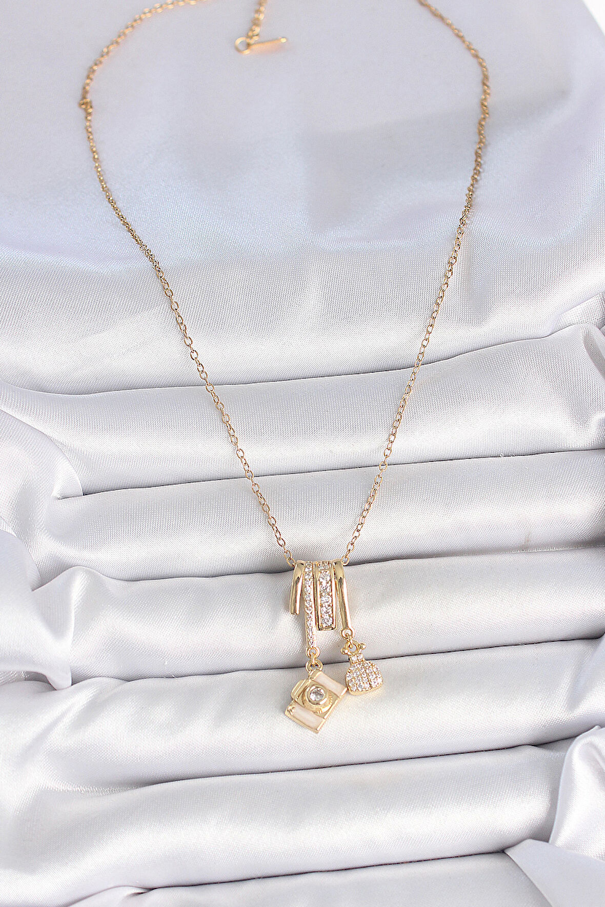  316L Çelik Gold Renk Zirkon Taşlı Sallantı Fotoğraf Makinası Figür Charm Kadın Kolye