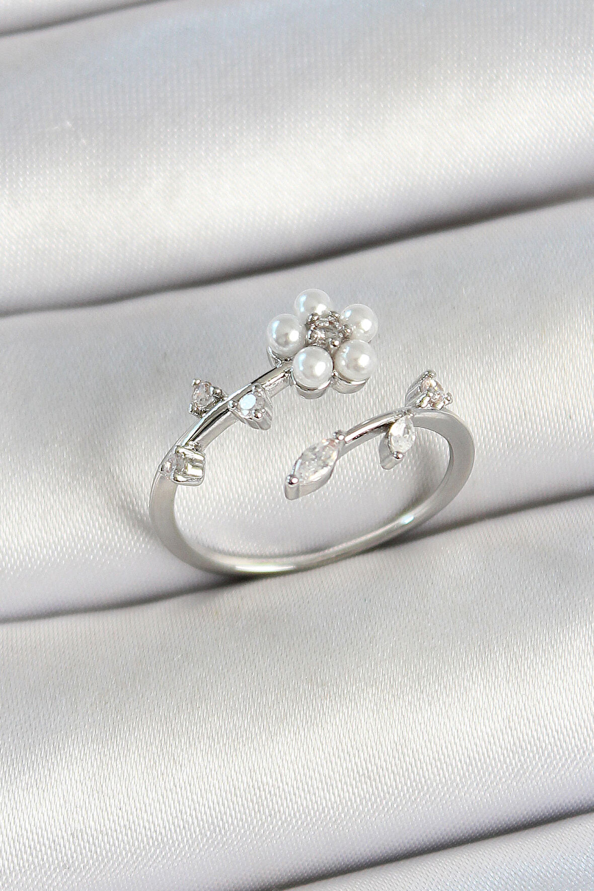  Pirinç İnci Detaylı Papatya Figürlü Zirkon Taşlı Gümüş Renk Ayarlanabilir Kadın Yüzük