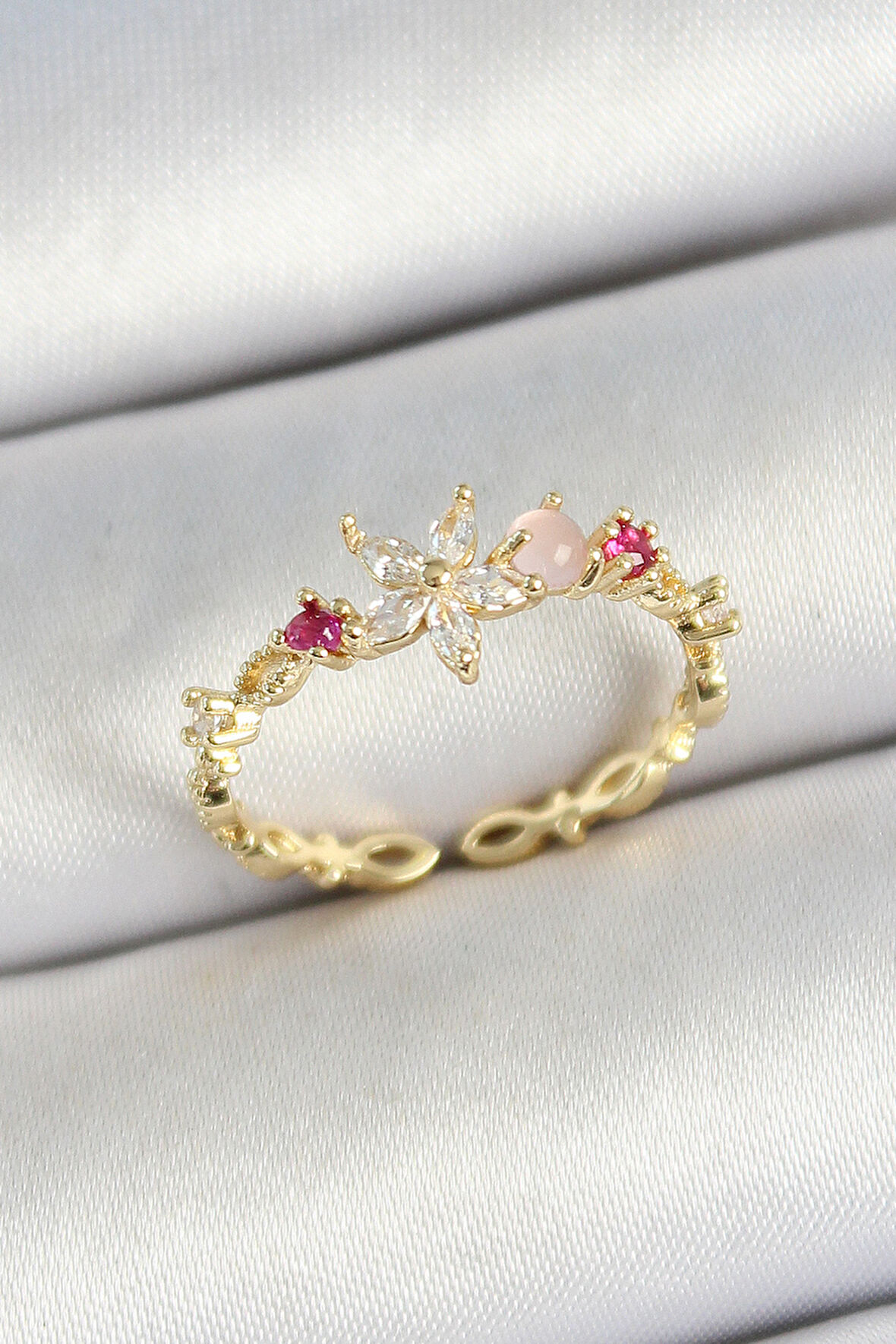  Pirinç Papatya Figürlü Zirkon Taşlı Gold Renk Ayarlanabilir Kadın Yüzük