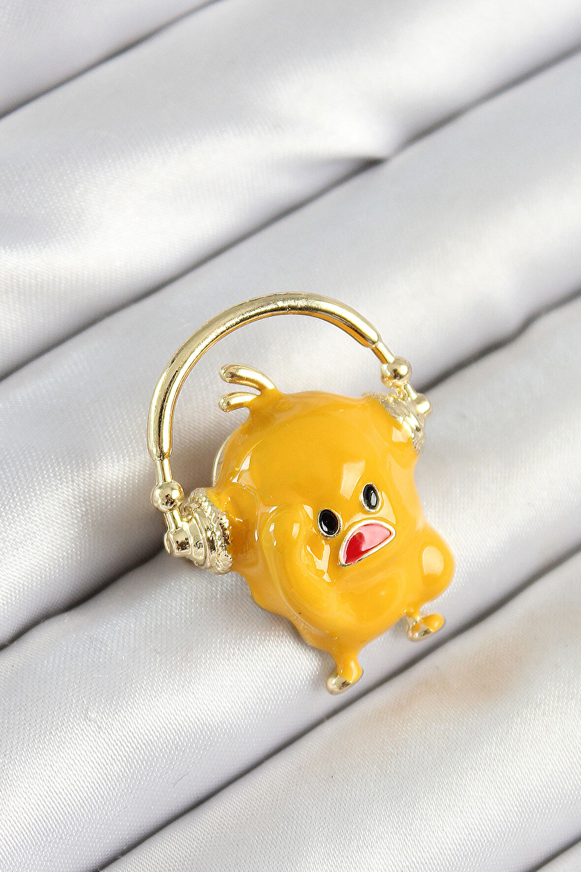  3D Kulaklıklı Sarı Civciv Figürlü Gold Renk Kadın Broş