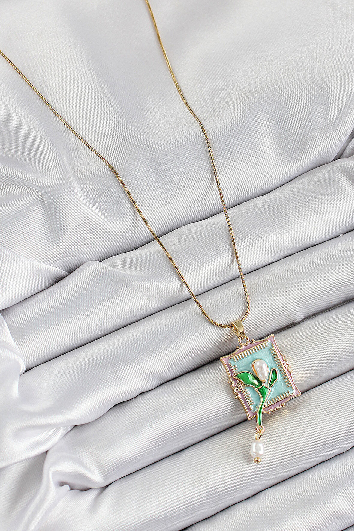  316L Çelik Zincir Turkuaz Sanatsal Portre Sallantılı İnci Detaylı Lale Model Gold Renk Kadın Kolye