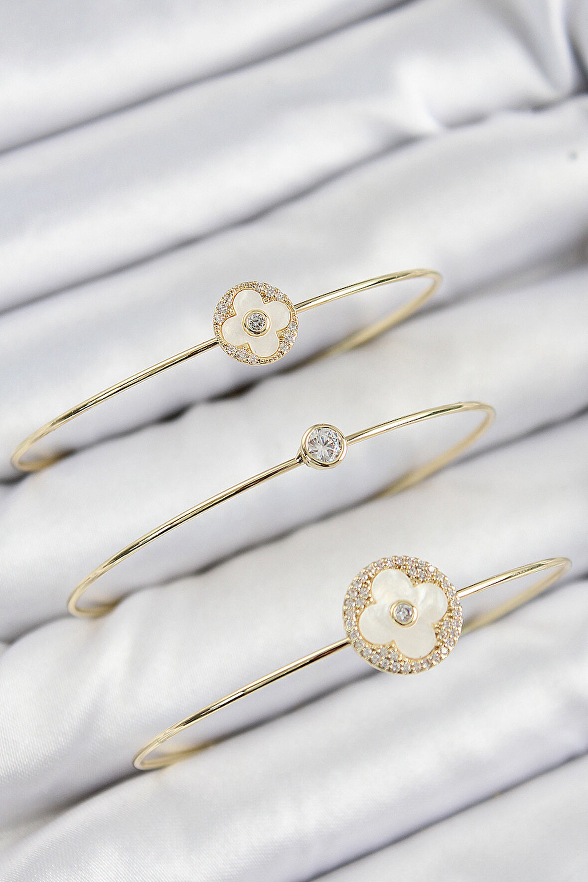  Pirinç Zirkon Taşlı Yonca Model Gold Renk Vip 3'lü Kadın Bileklik