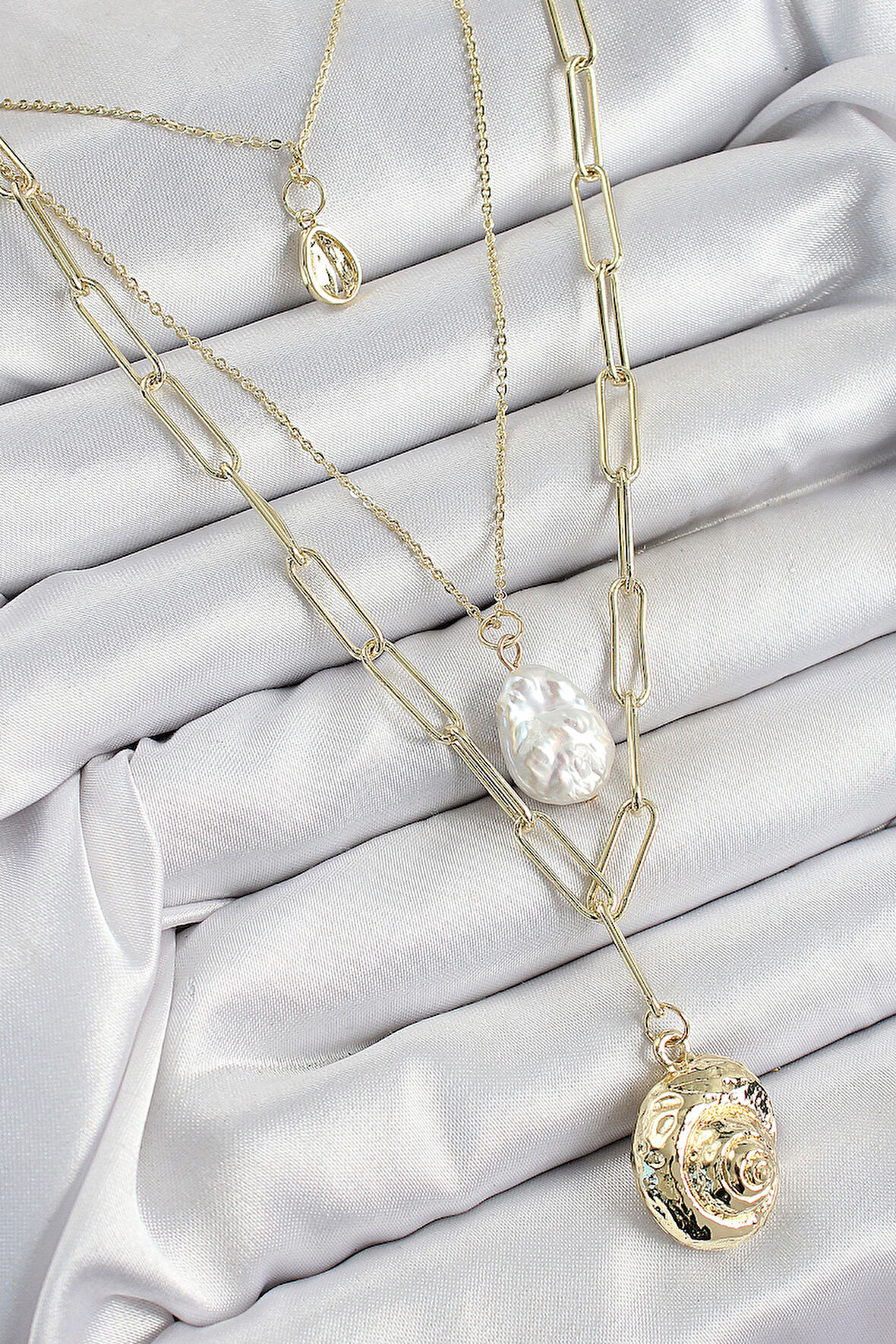  Pirinç Çoklu Zincirli İncili Deniz Kabuğu Model Gold Renk Kadın Kolye