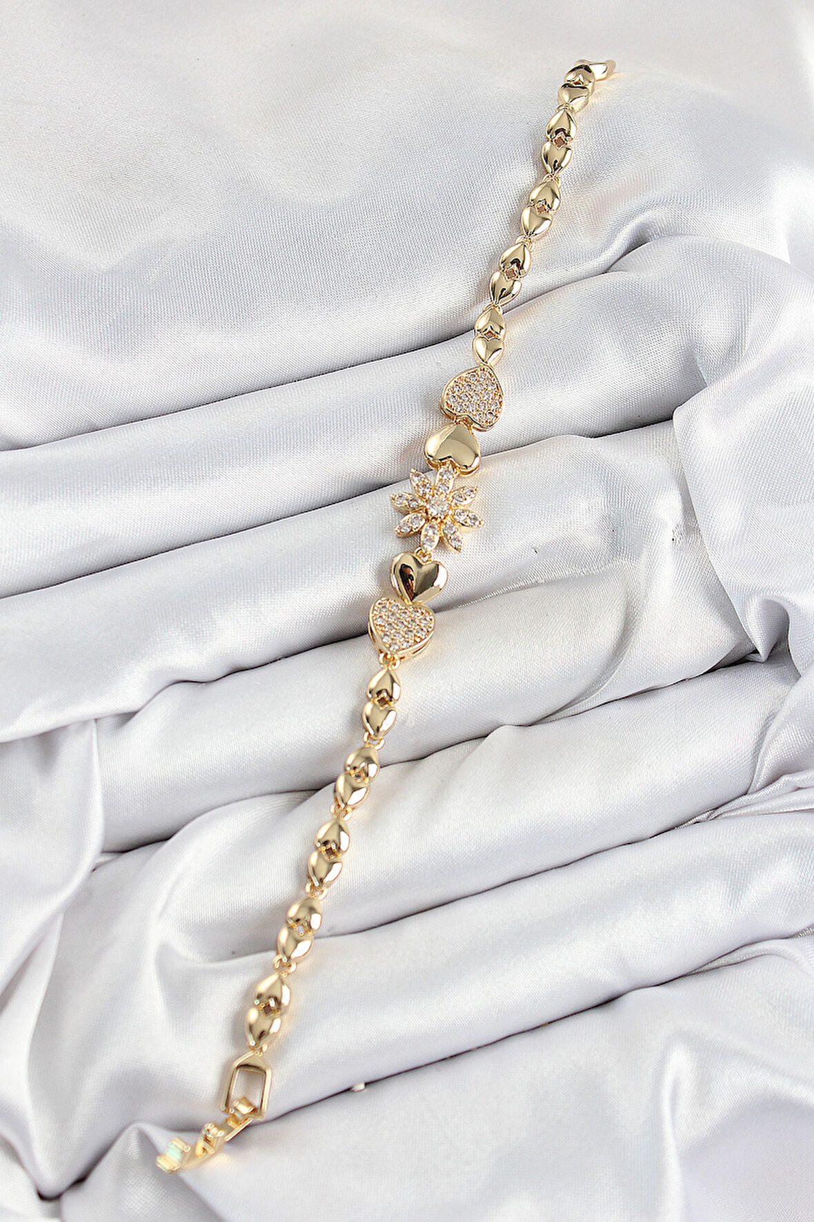  Pirinç Zirkon Taşlı Kalp Detaylı Çiçek Model Gold Renk Kadın Bileklik