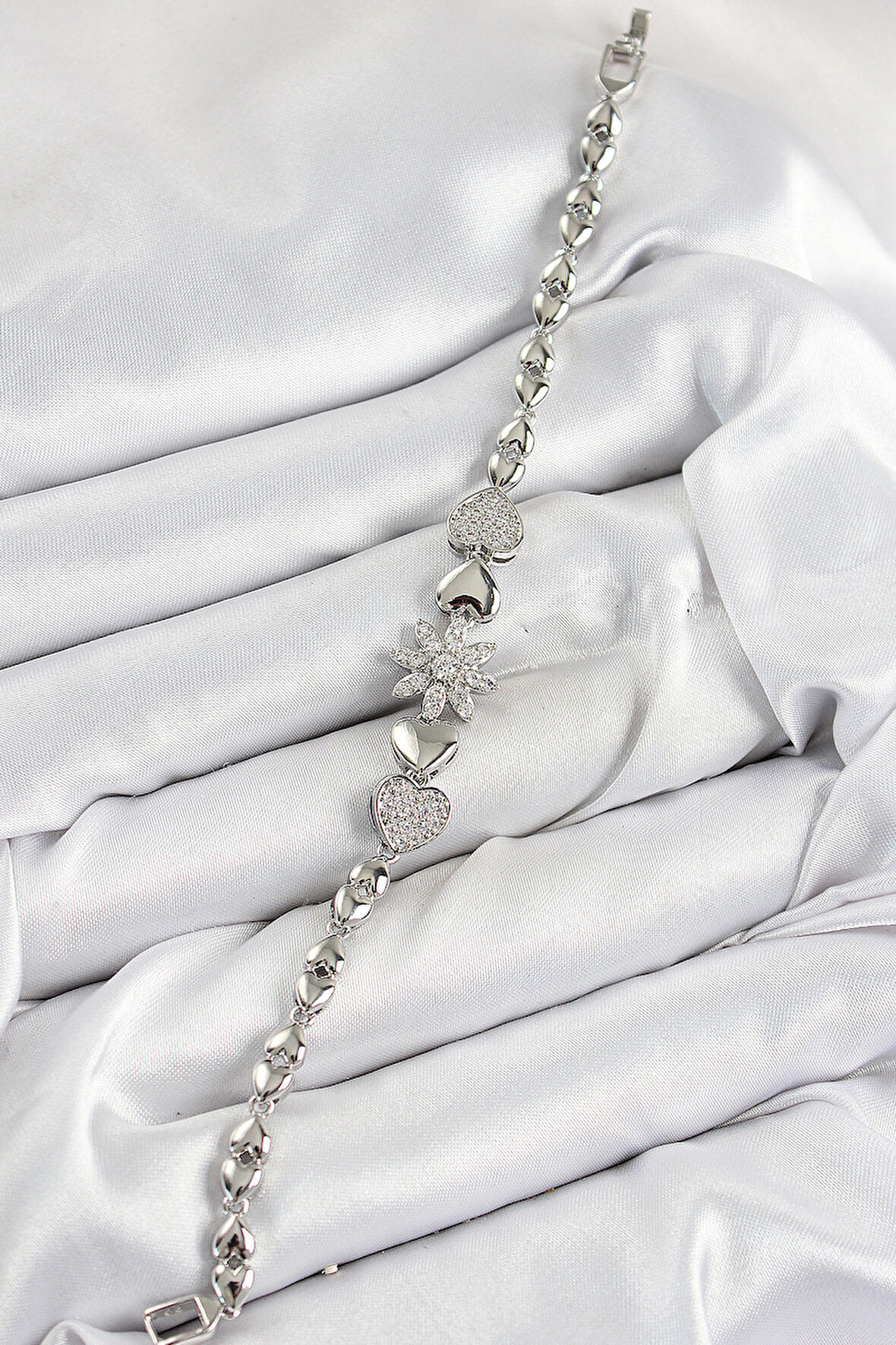  Pirinç Zirkon Taşlı Kalp Detaylı Çiçek Model Gümüş Renk Kadın Bileklik