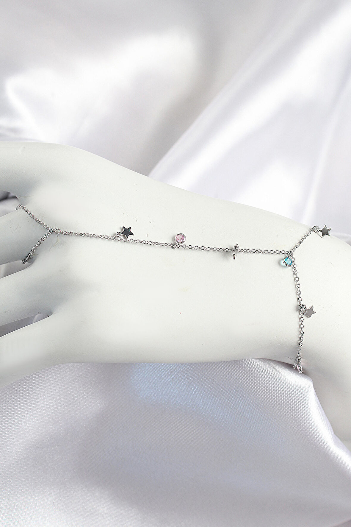  Pirinç Renkli Zirkon Taşlı Sallantılı Yıldızlı Model Gümüş Renk Kadın Şahmeran