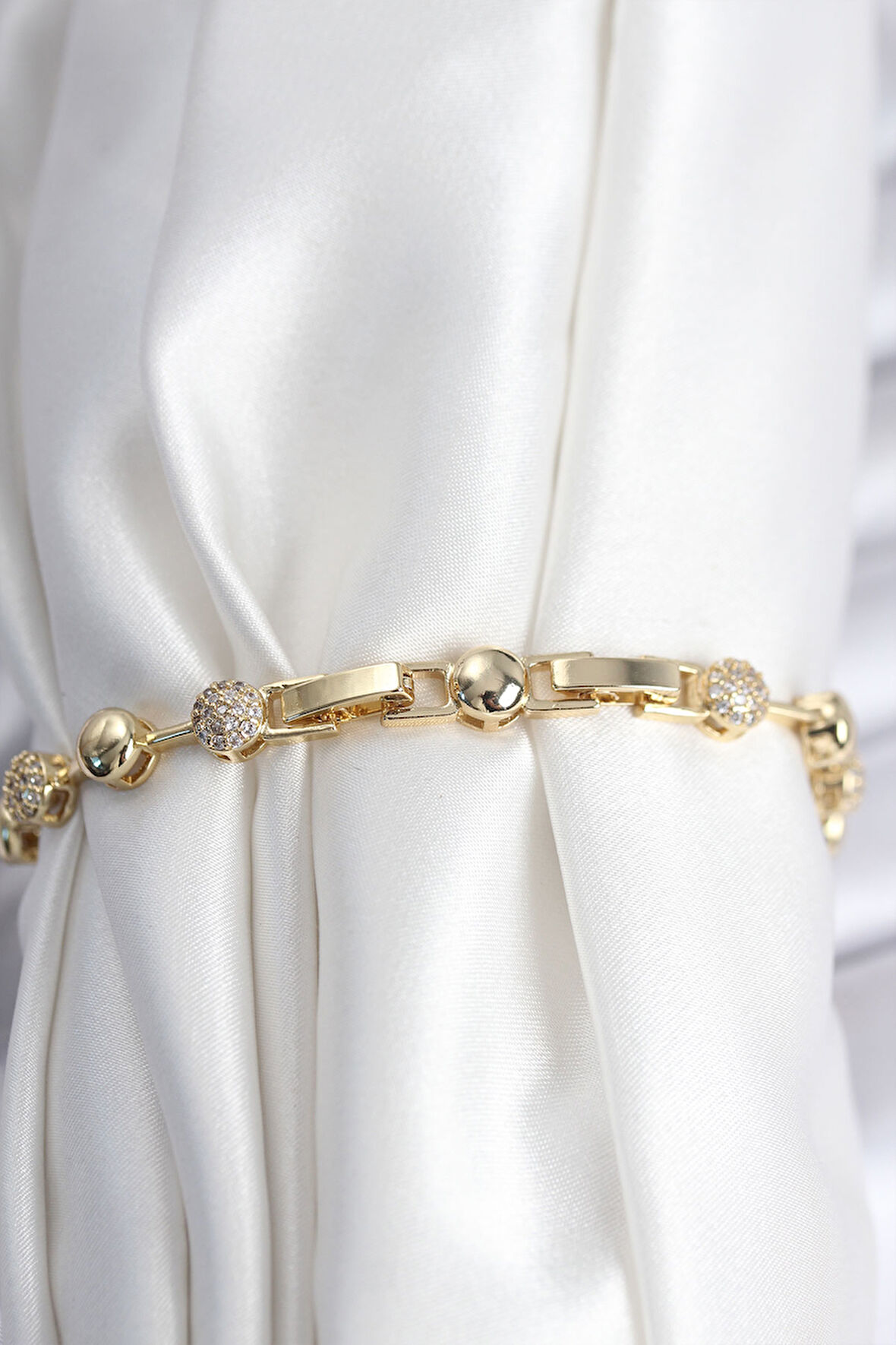  Pirinç VIP Seri Gold Renk Topçuk Model Kadın Bileklik