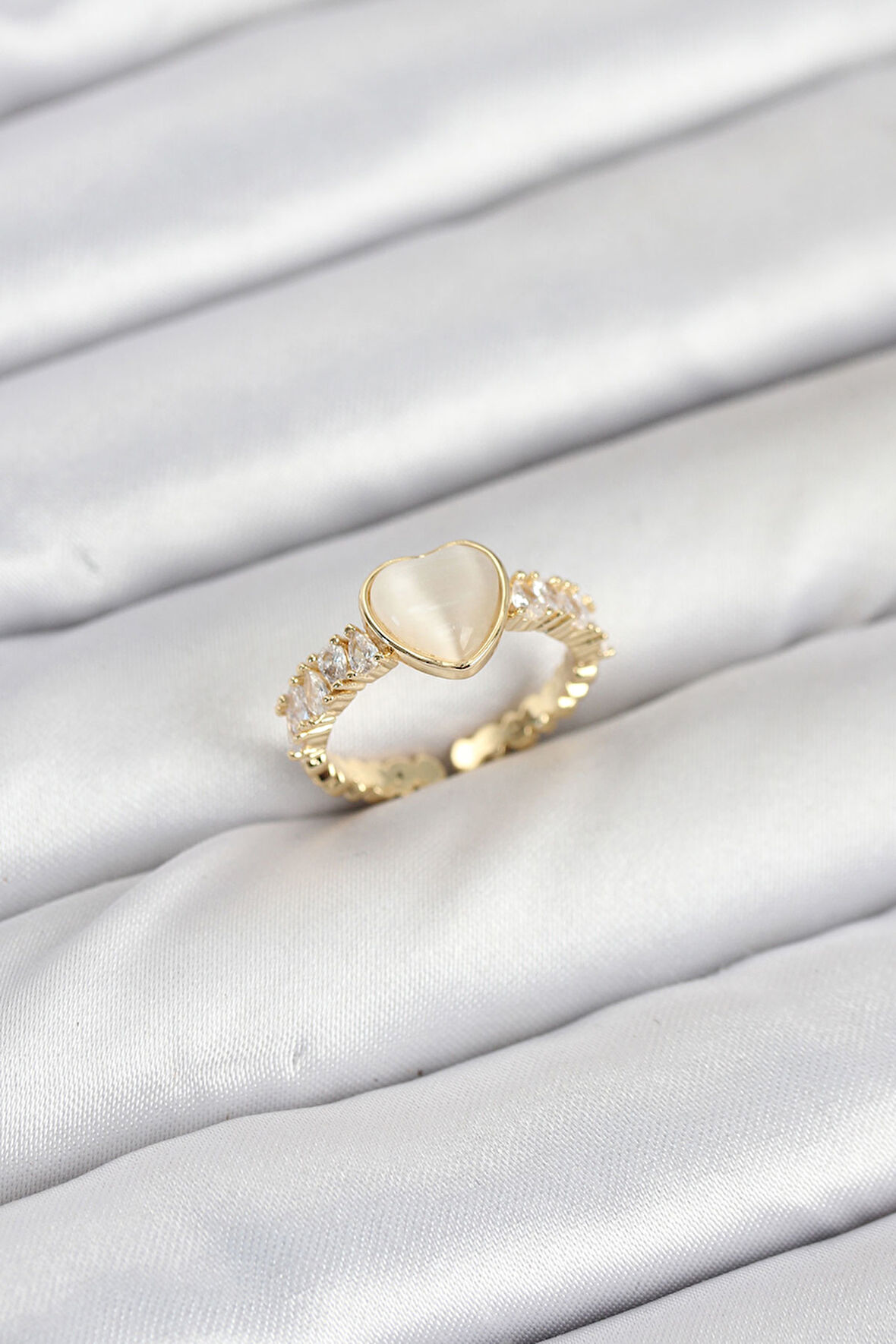  Pirinç Gold Renk Zirkon Taşlı Kalpli Kadın Yüzük