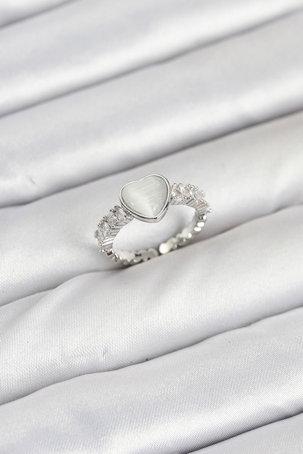  Pirinç Gümüş Renk Zirkon Taşlı Kalpli Kadın Yüzük