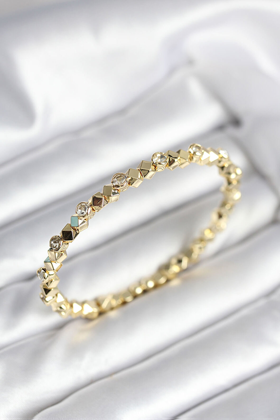  Zirkon Taşlı Küp Şerit Model Pirinç Gold Renk Kadın Bileklik